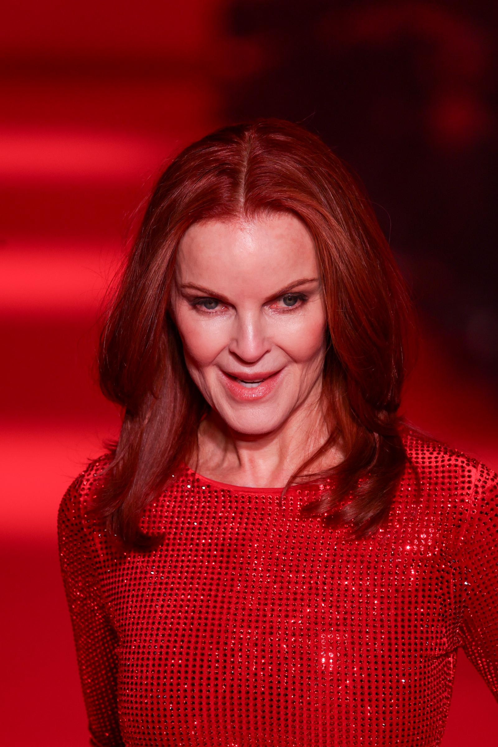 Marcia Cross camina por la pasarela durante el desfile Vetements Ready to Wear Otoño/Invierno 2024-2025 durante la Semana de la Moda de París el 1 de marzo, en Francia. | Fuente: Getty Images