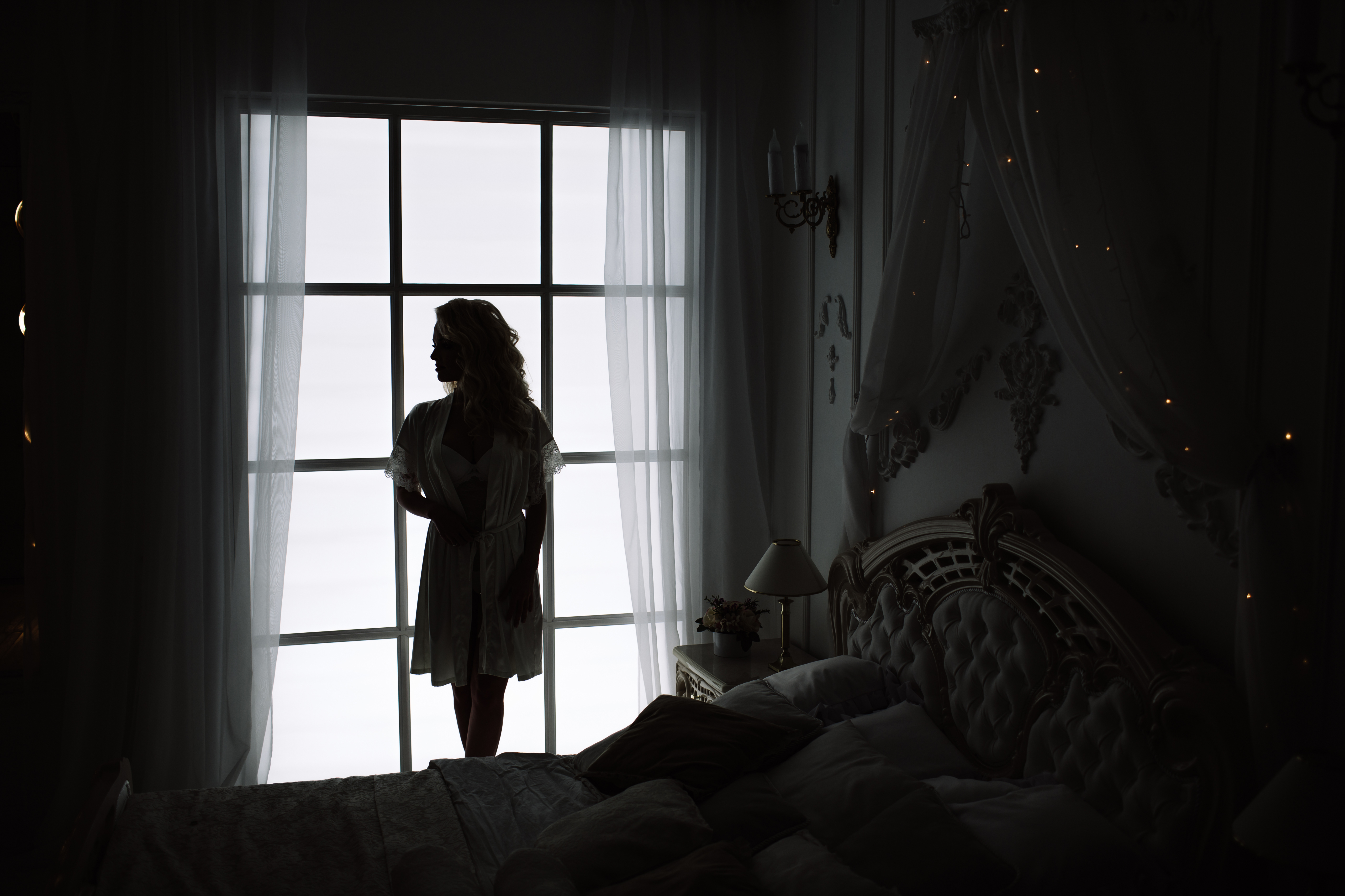 La silueta de una mujer junto a la ventana de un dormitorio | Foto: Shutterstock