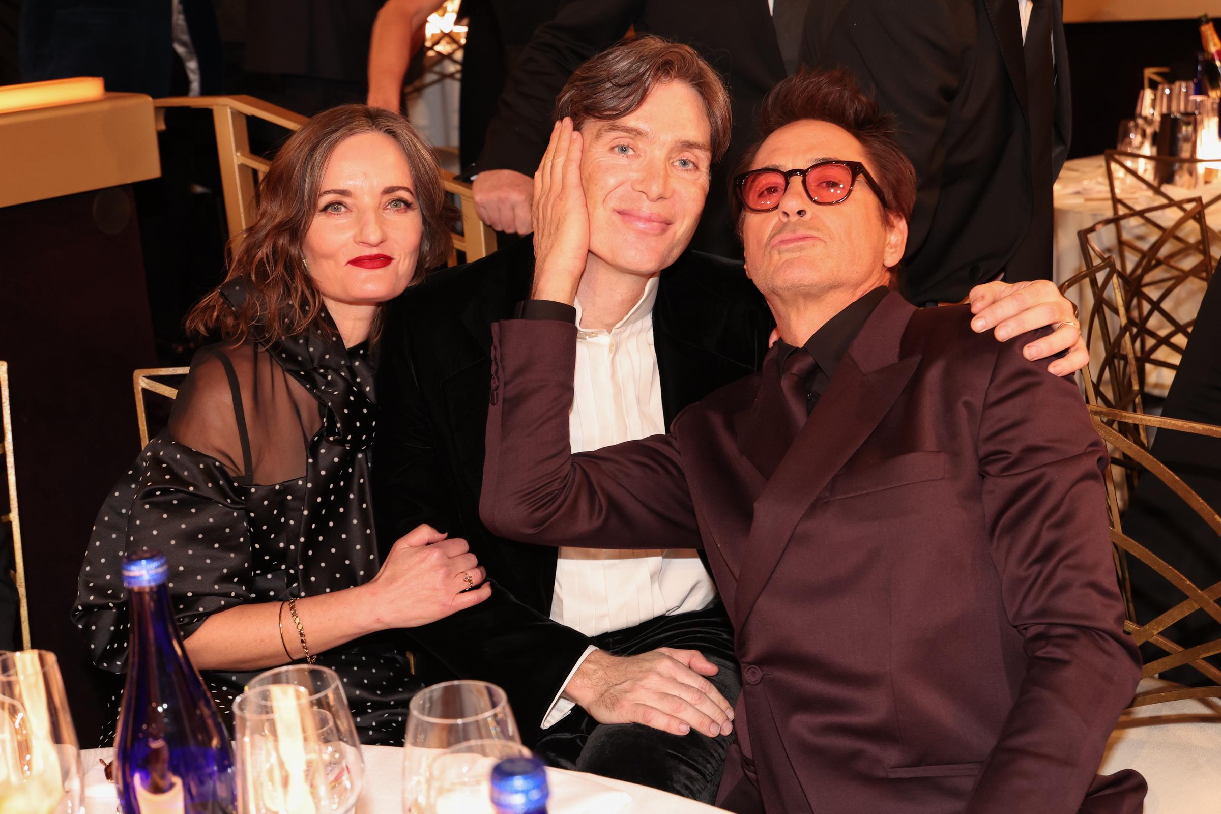 Yvonne McGuinness, Cillian Murphy y Robert Downey Jr. en la 81ª edición de los Globos de Oro celebrada en el Hotel Beverly Hilton el 7 de enero de 2024 en Beverly Hills, California | Fuente: Getty Images