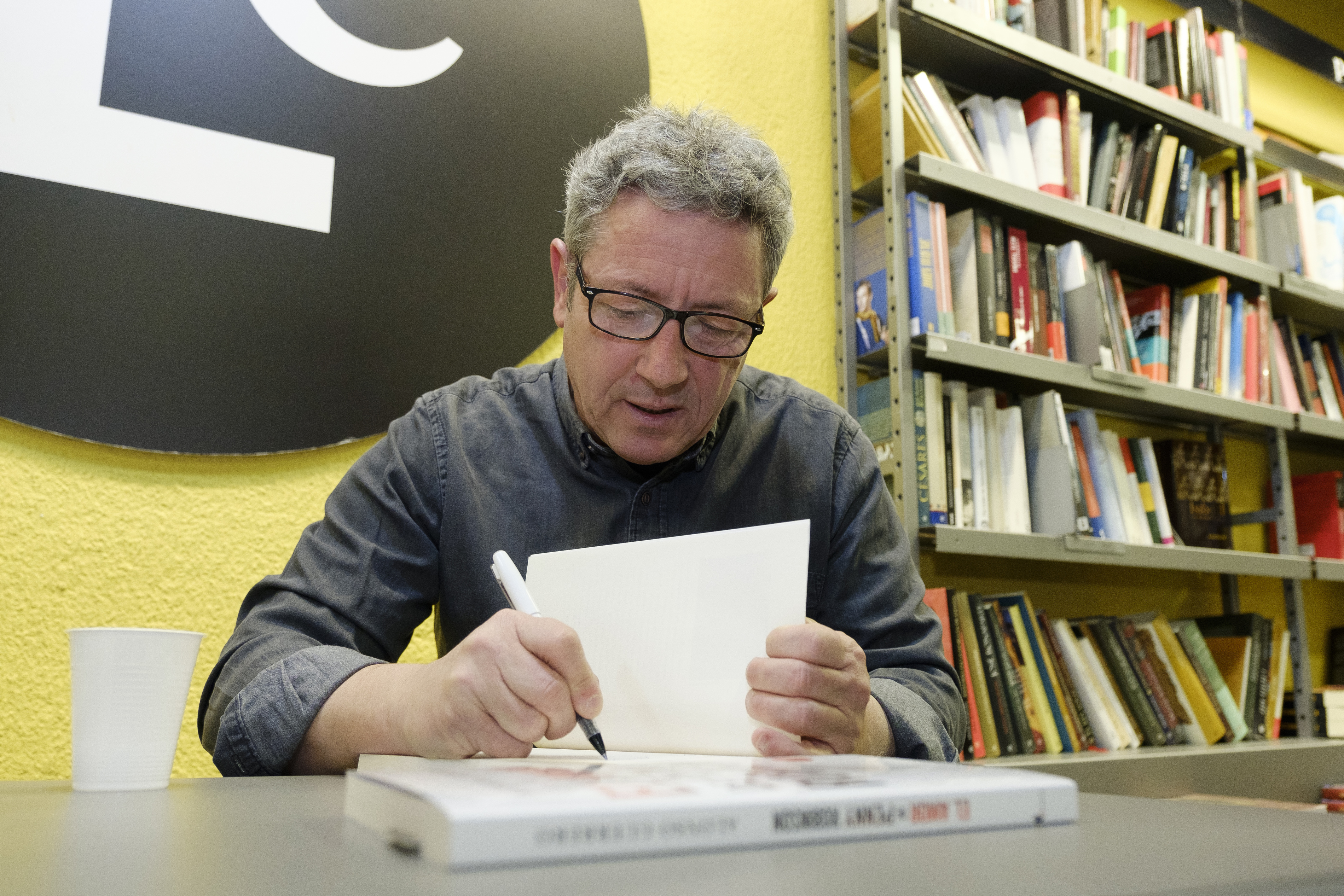 Alonso Guerrero asiste a la rueda de prensa de "El amor de Penny Robinson" en la librería Le el 12 de abril de 2018 en Madrid, España. | Fuente: Getty Images