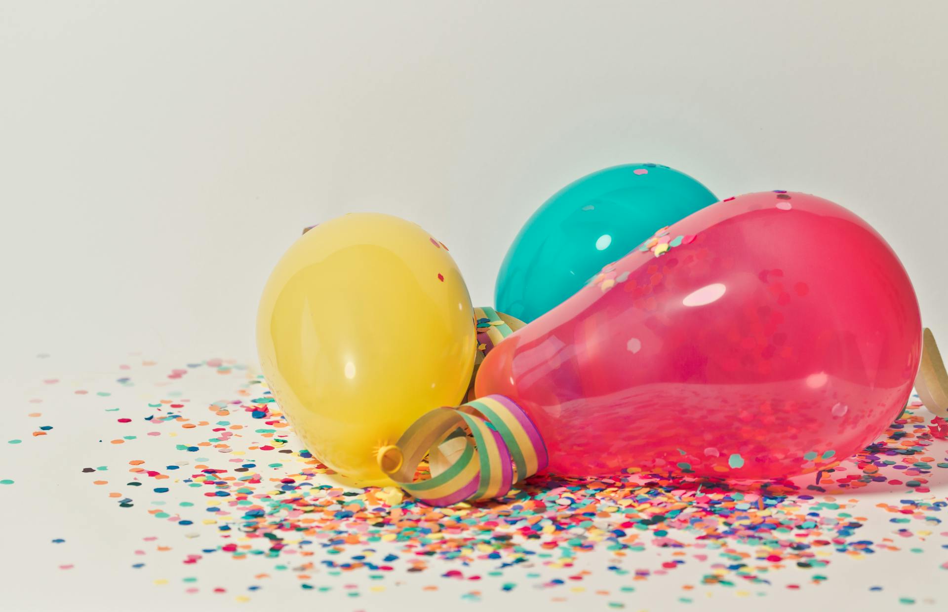 Globos y confeti | Fuente: Pexels