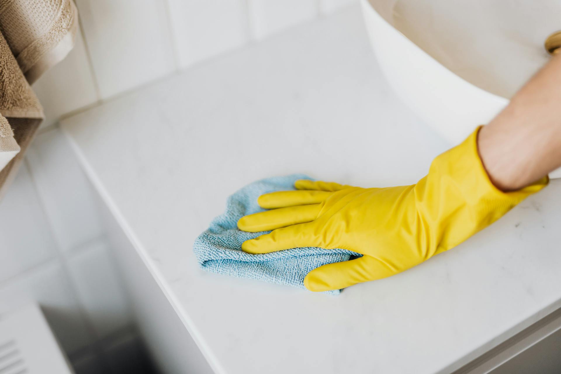 Una persona limpiando un baño | Fuente: Pexels