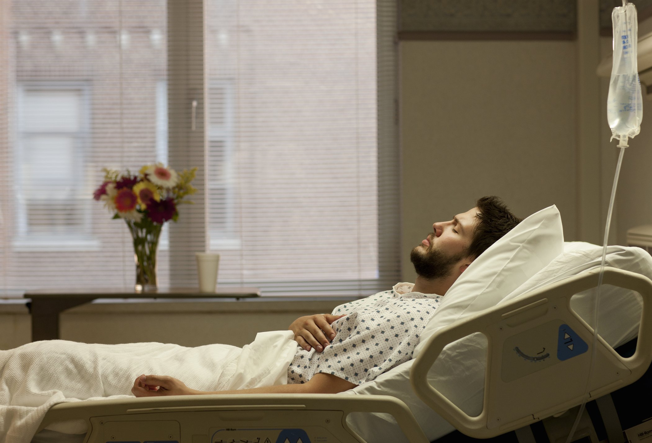 Hombre convalesciente en una cama de hospital. | Foto: Getty Images