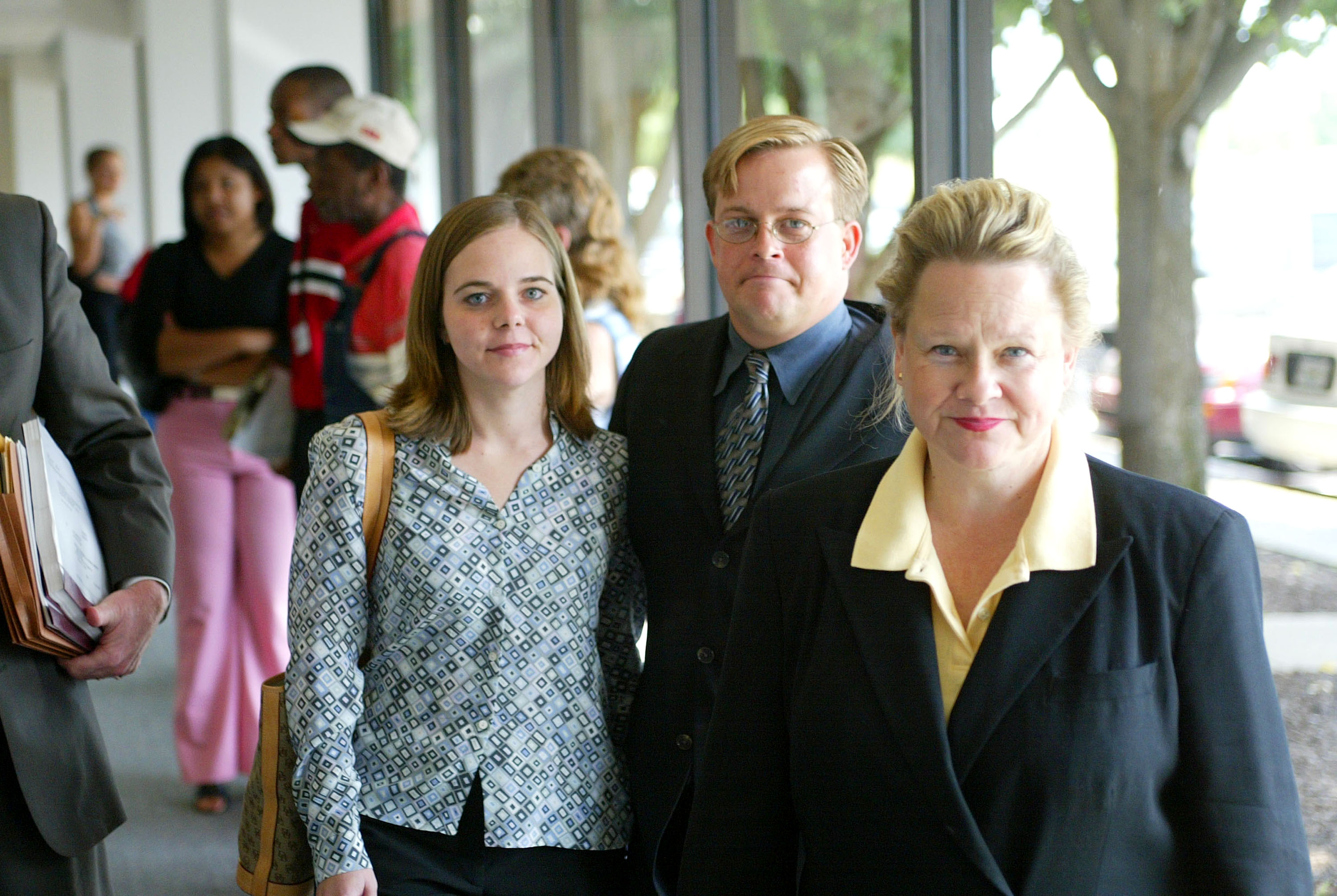 John Draper Witherspoon, el hermano de Reese Witherspoon, camina con su madre y su prometida, Jenny Stevens, después de su comparecencia ante el tribunal por cargos de agresión sexual y robo con agravantes en el tribunal penal, el 17 de julio de 2003, en Nashville, Tennessee. | Foto: Getty Images
