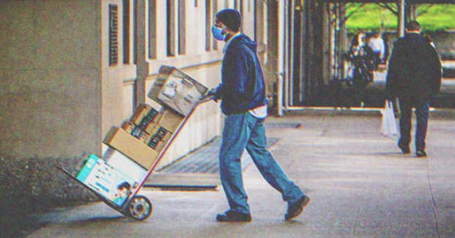 Repartidor transportando unos paquetes. | Foto: Shutterstock