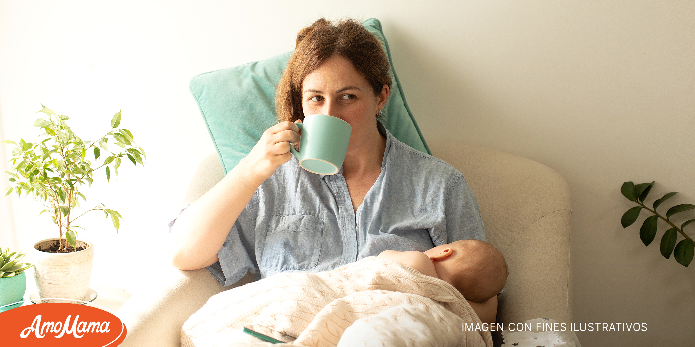 Una mujer amamanta a su recién nacido mientras bebe té | Foto: Shutterstock