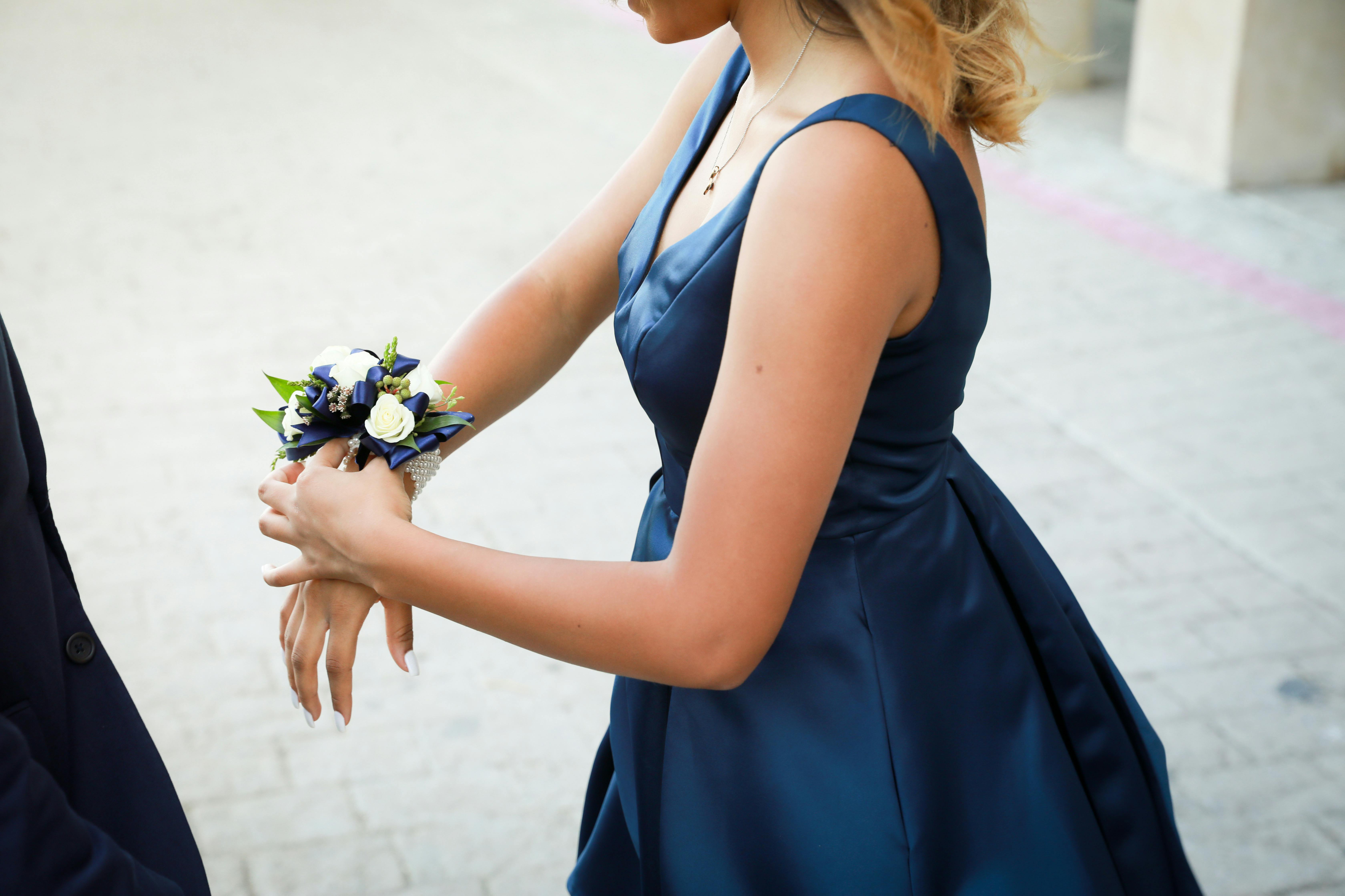 Chica vestida para el baile de graduación | Fuente: Pexels