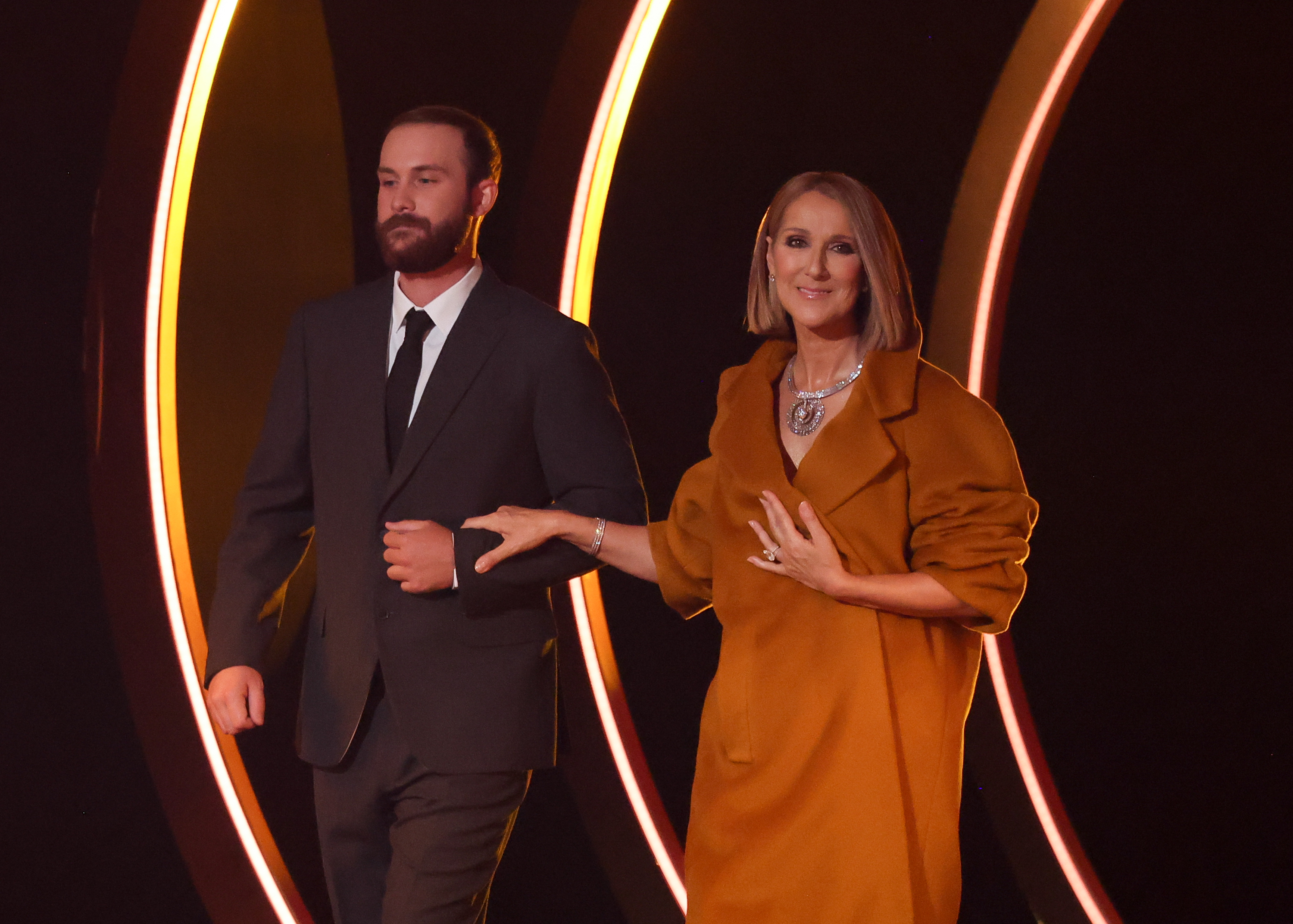 René-Charles Angélil y Céline Dion en la 66ª edición de los Premios Grammy el 4 de febrero de 2024 en Los Ángeles, California. | Fuente: Getty Images