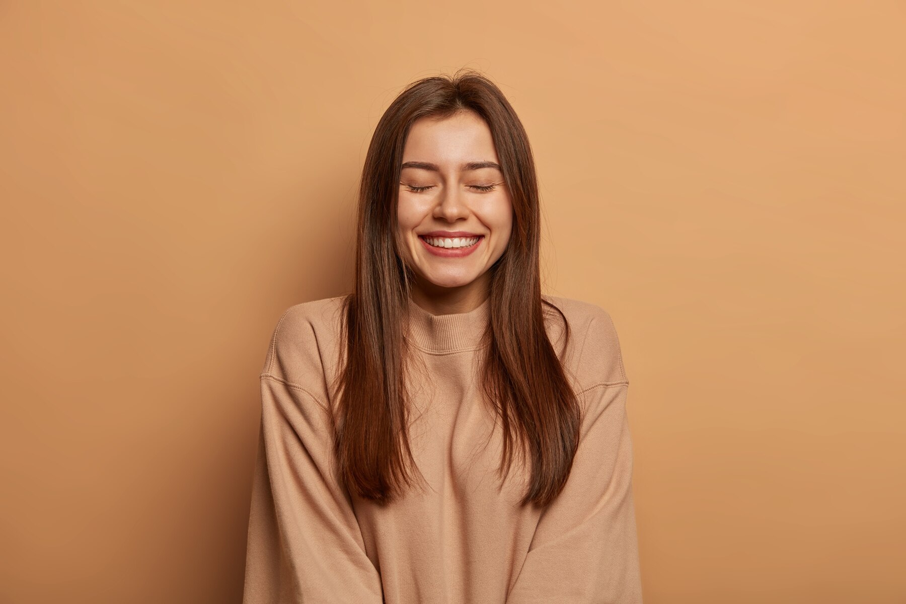 Una mujer sonriente | Fuente: Freepik