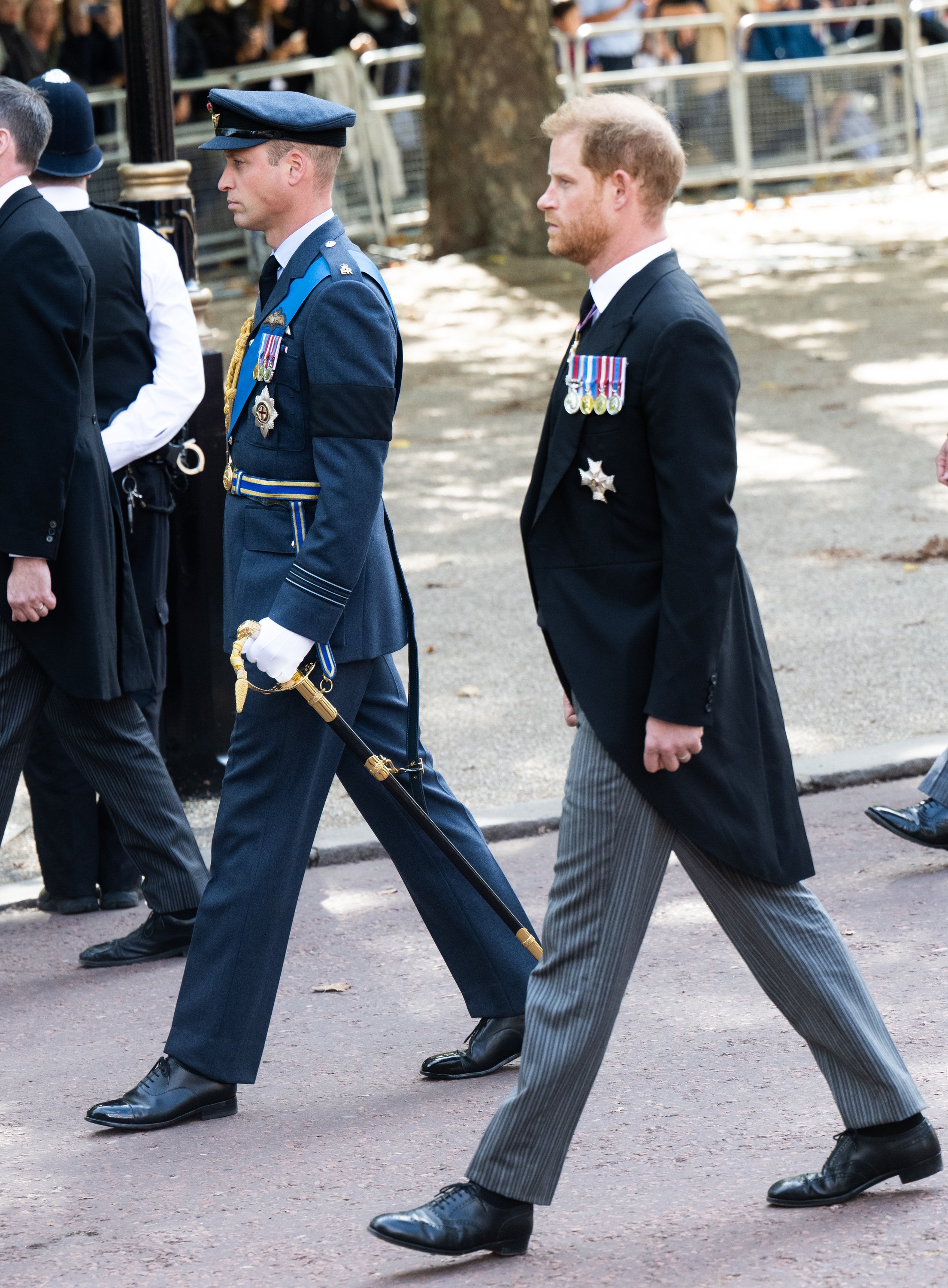 El príncipe William, príncipe de Gales, y el príncipe Harry, duque de Sussex, caminando detrás del ataúd de la reina Elizabeth II, el 19 de septiembre de 2022 en Windsor, Inglaterra. | Foto: Getty Images