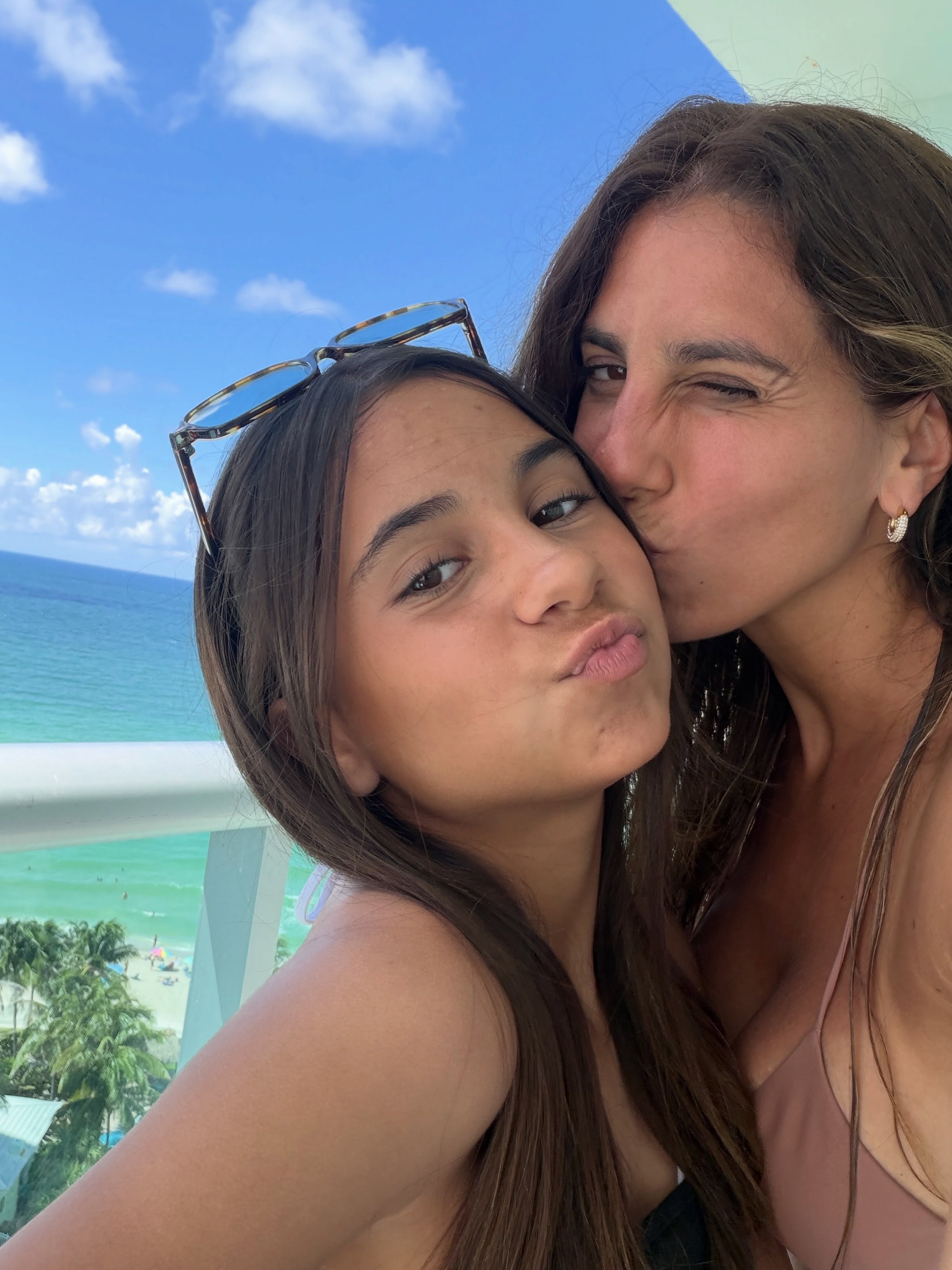 Cinthia Fernández junto a una de sus hijas durante sus vacaciones familiares en Miami | Fuente: Instagram/cinthia_fernandez_