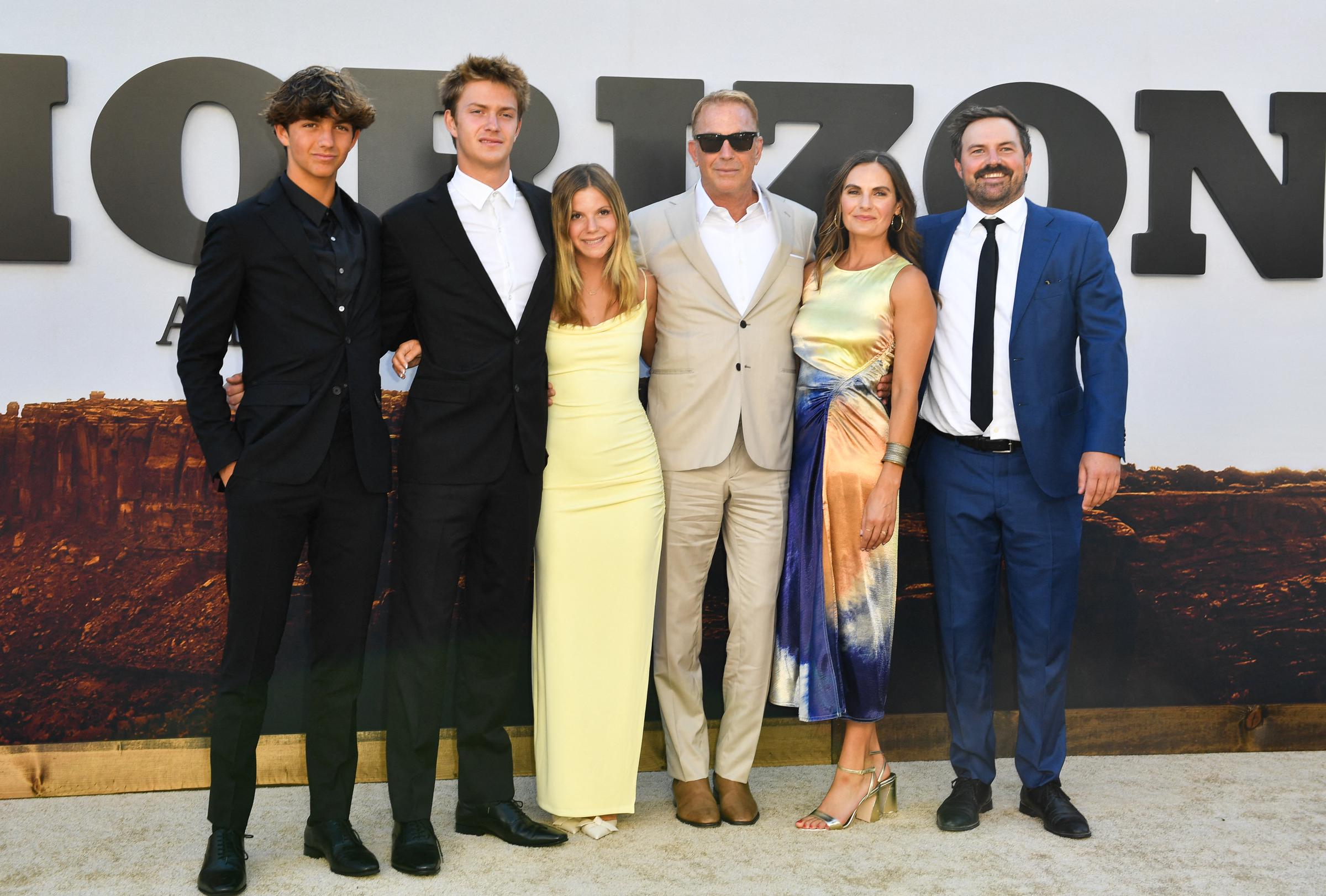 Hayes, Cayden Wyatt, Grace, Kevin, Annie y Joe Costner asisten al estreno de "Horizon: An American Saga Chapter 1" en Westwood, California, el 24 de junio de 2024. | Fuente: Getty Images