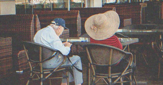 Una pareja de ancianos sentados a la mesa | Fuente: Shutterstock