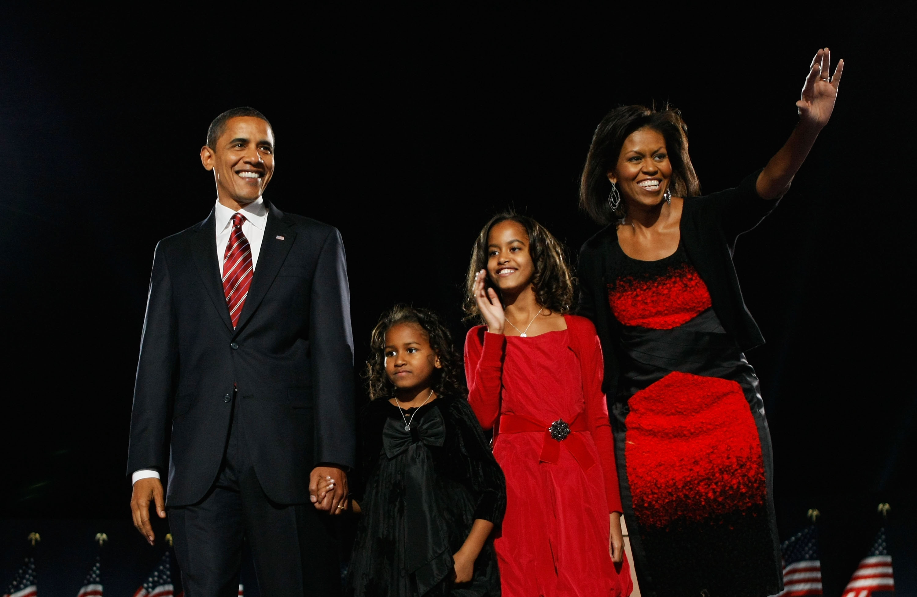 Barack, Sasha, Malia y Michelle Obama durante una reunión la noche de las elecciones en el Grant Park de Chicago, Illinois, el 4 de noviembre de 2008 | Fuente: Getty Images