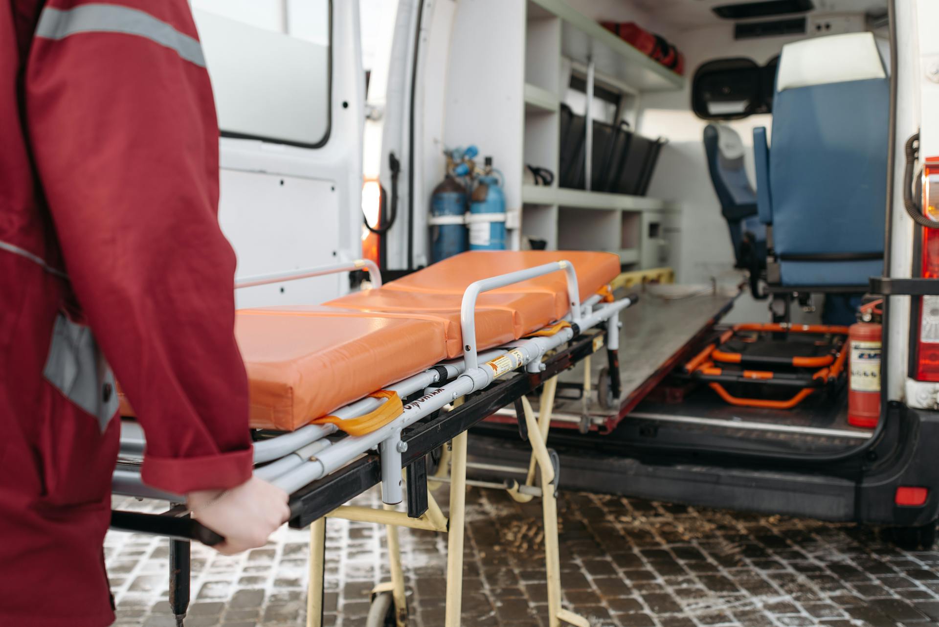 Un paramédico sacando una camilla | Foto: Pexels