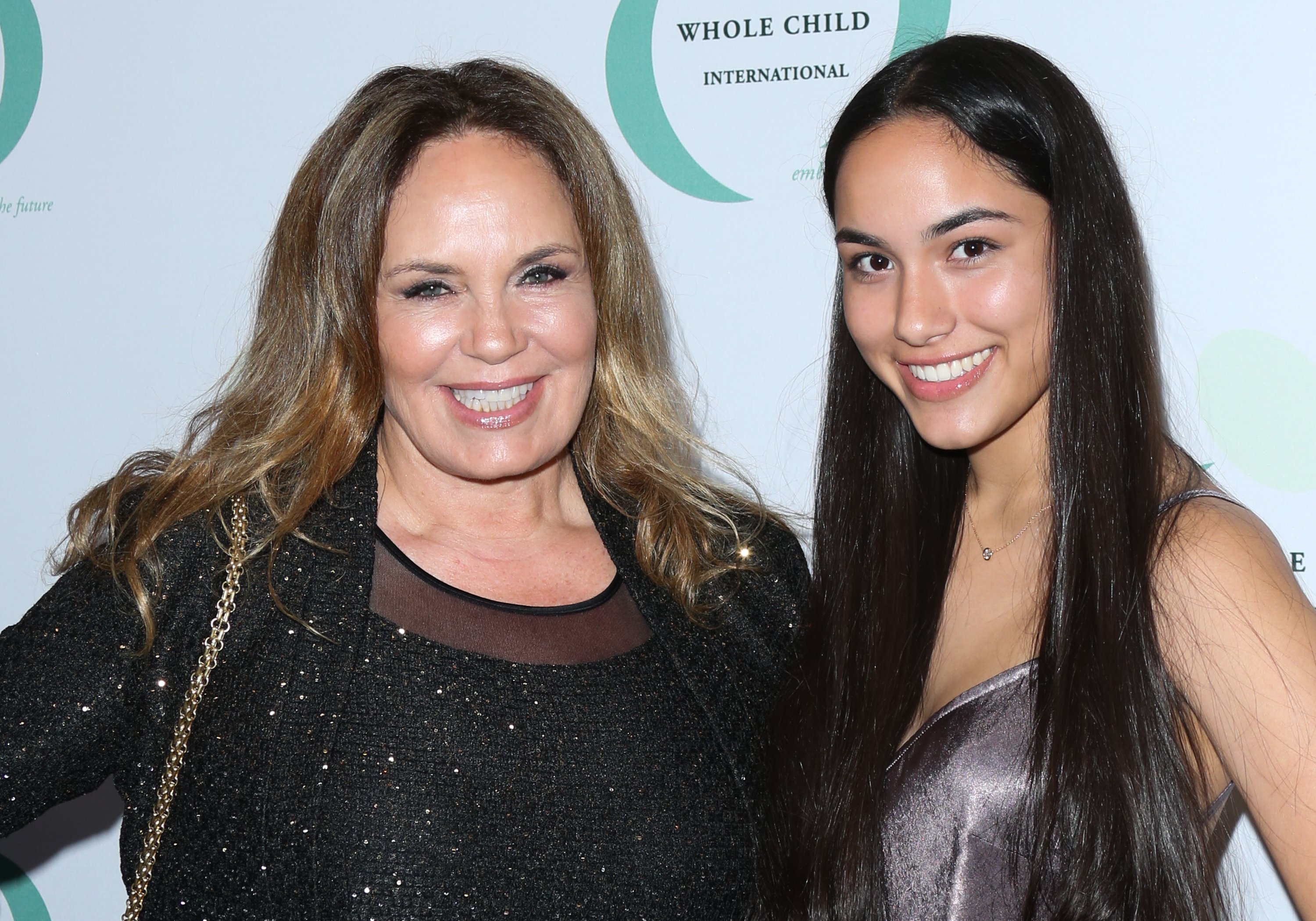 Catherine Bach y Laura Esmeralda López en la gala inaugural de Whole Child International el 26 de octubre de 2017 en Beverly Hills, California | Foto: Getty Images