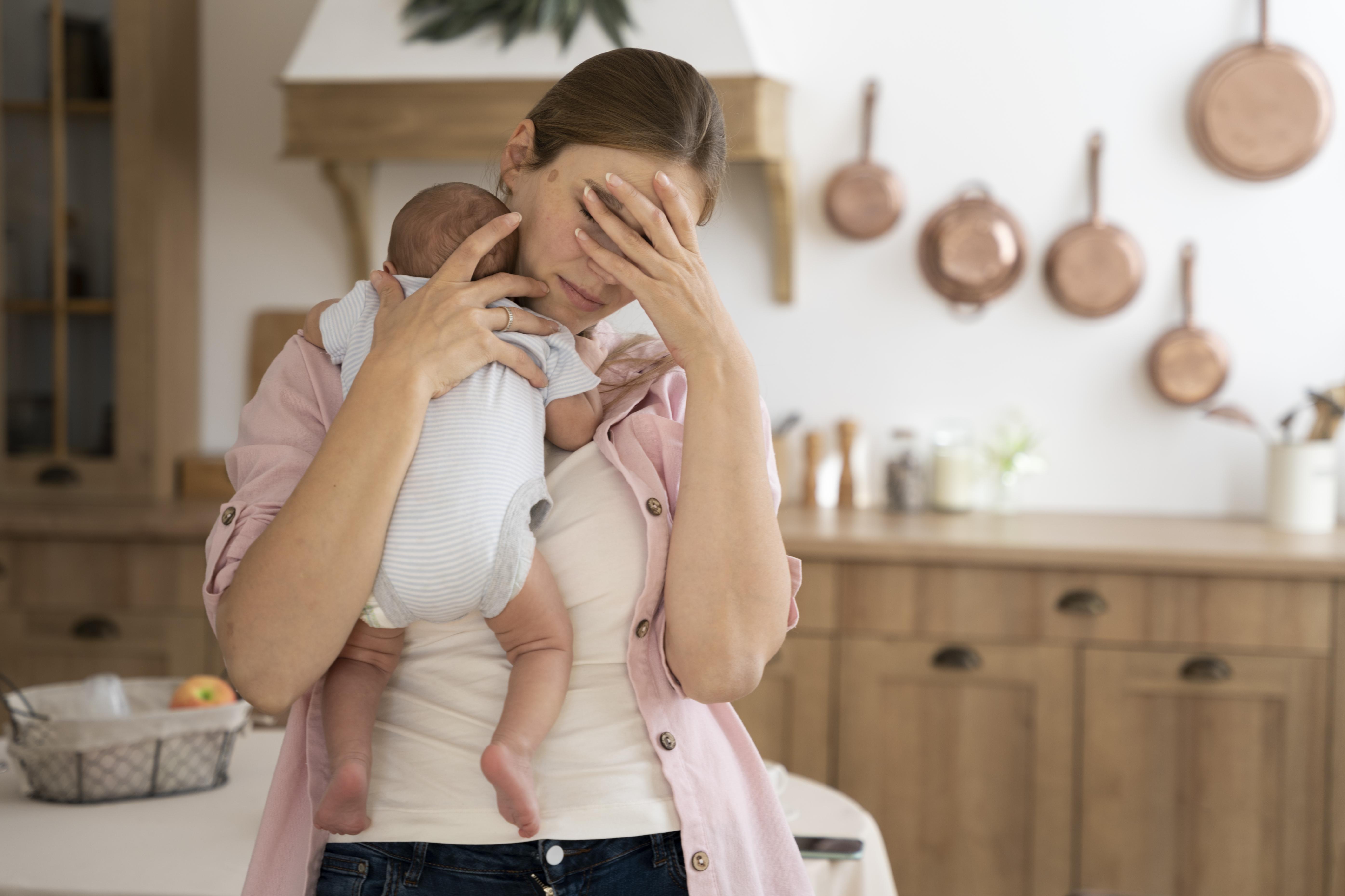 Una mujer preocupada con un bebé | Fuente: Freepik