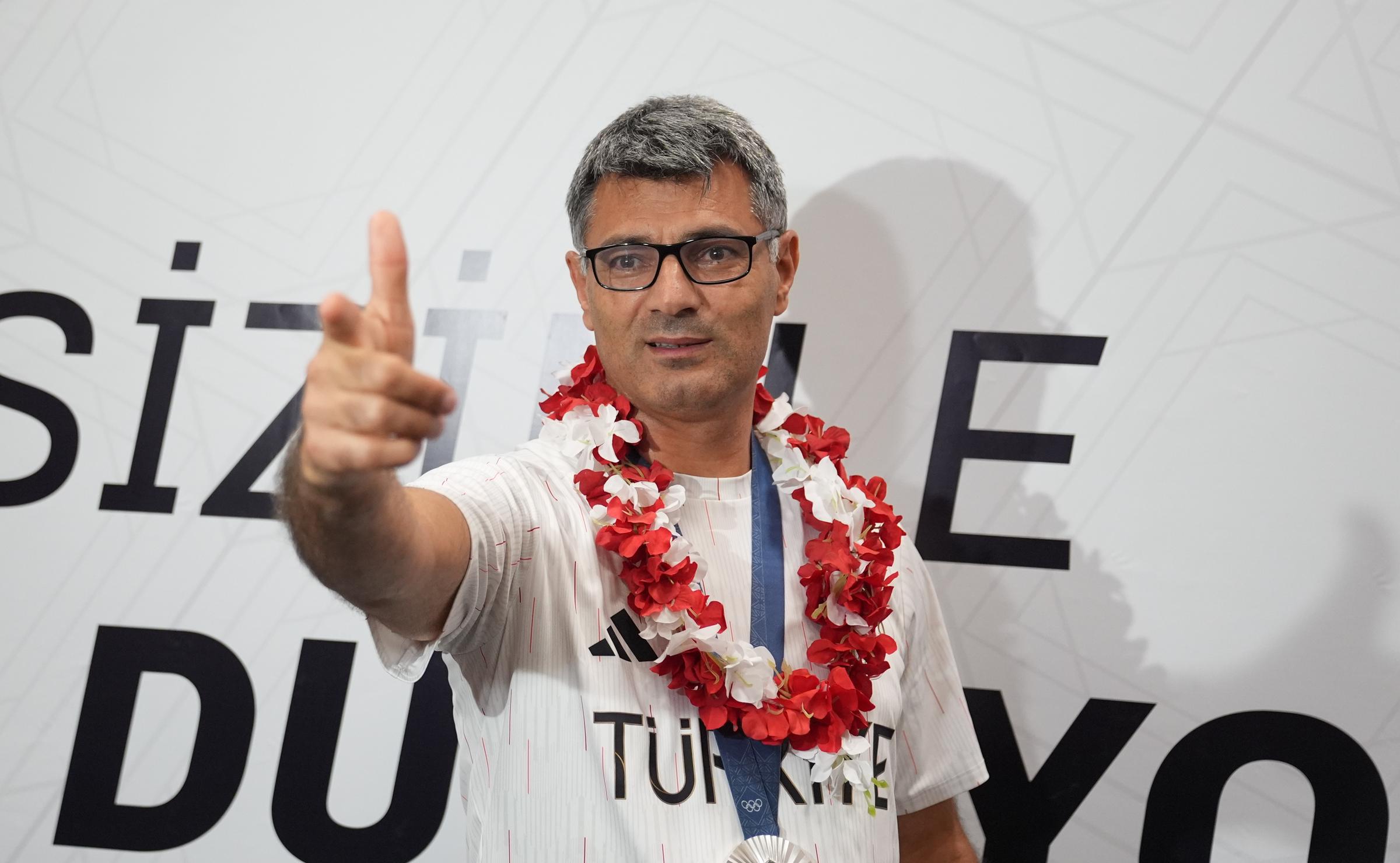 El atleta turco posa para una foto en el aeropuerto Ataturk de Estambul, Turquía, el 1 de agosto de 2024 | Fuente: Getty Images