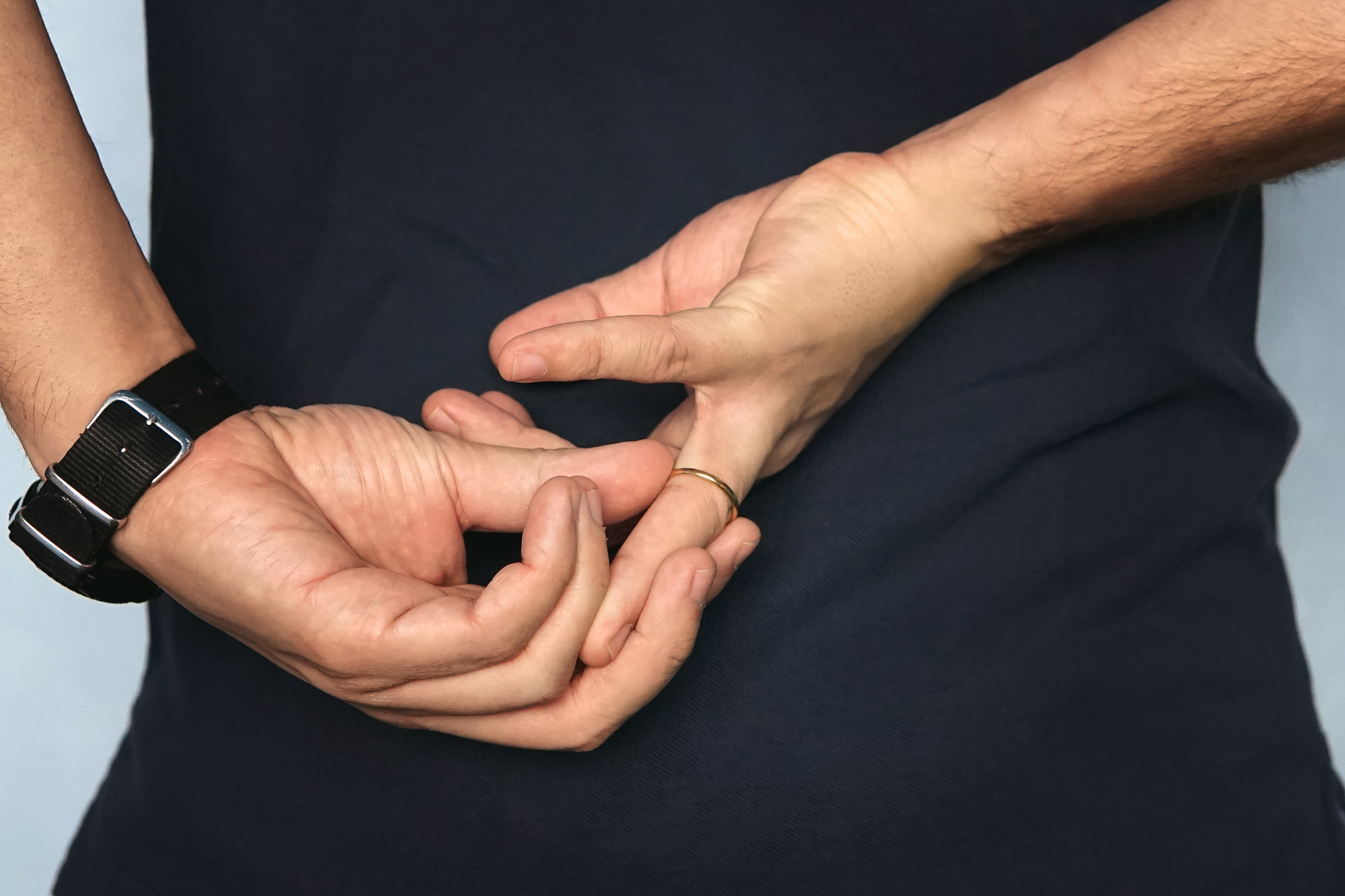 Un hombre quitándose el anillo de boda | Foto: Shutterstock