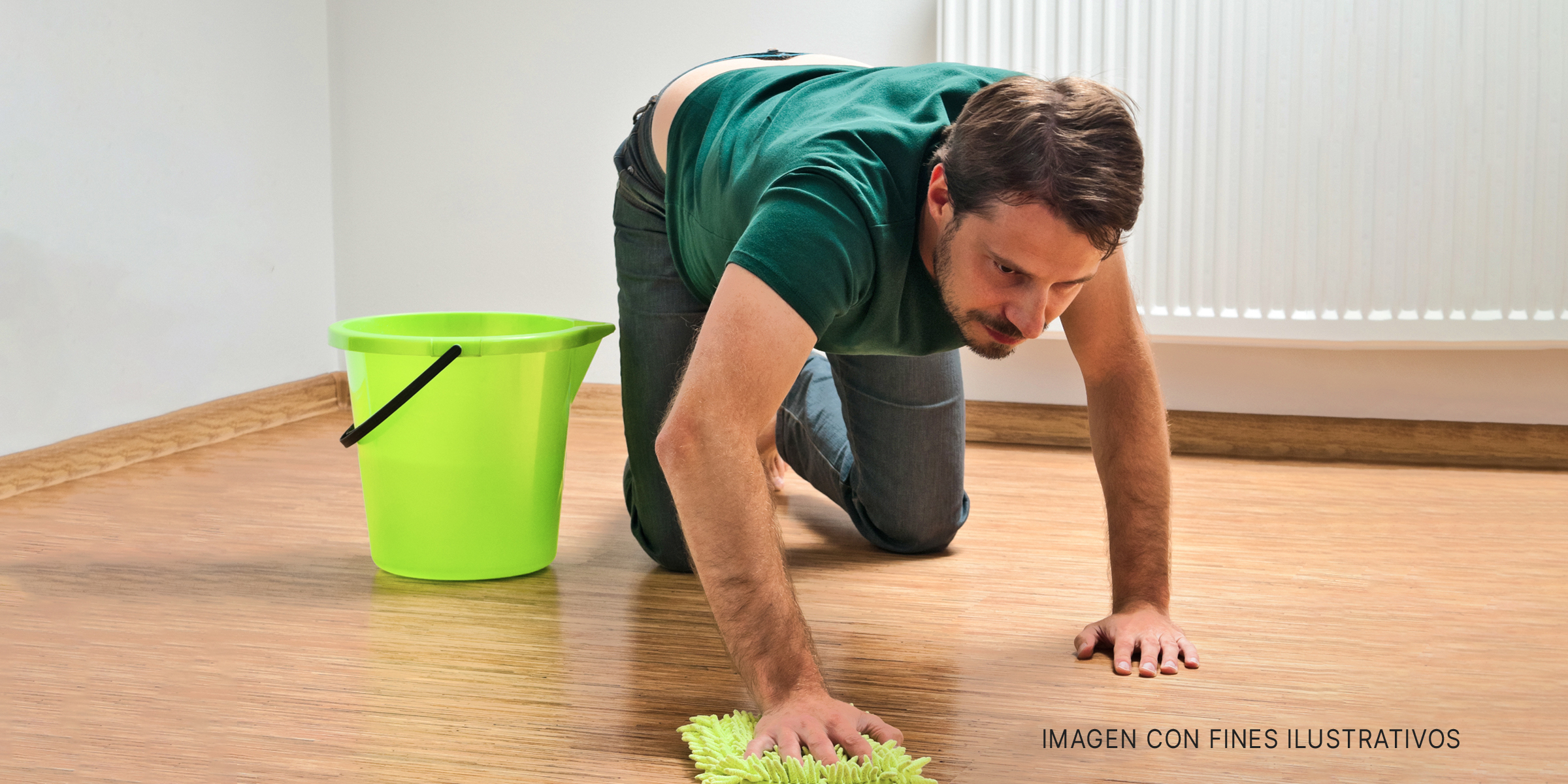 Hombre limpiando el suelo. | Foto: Unsplash