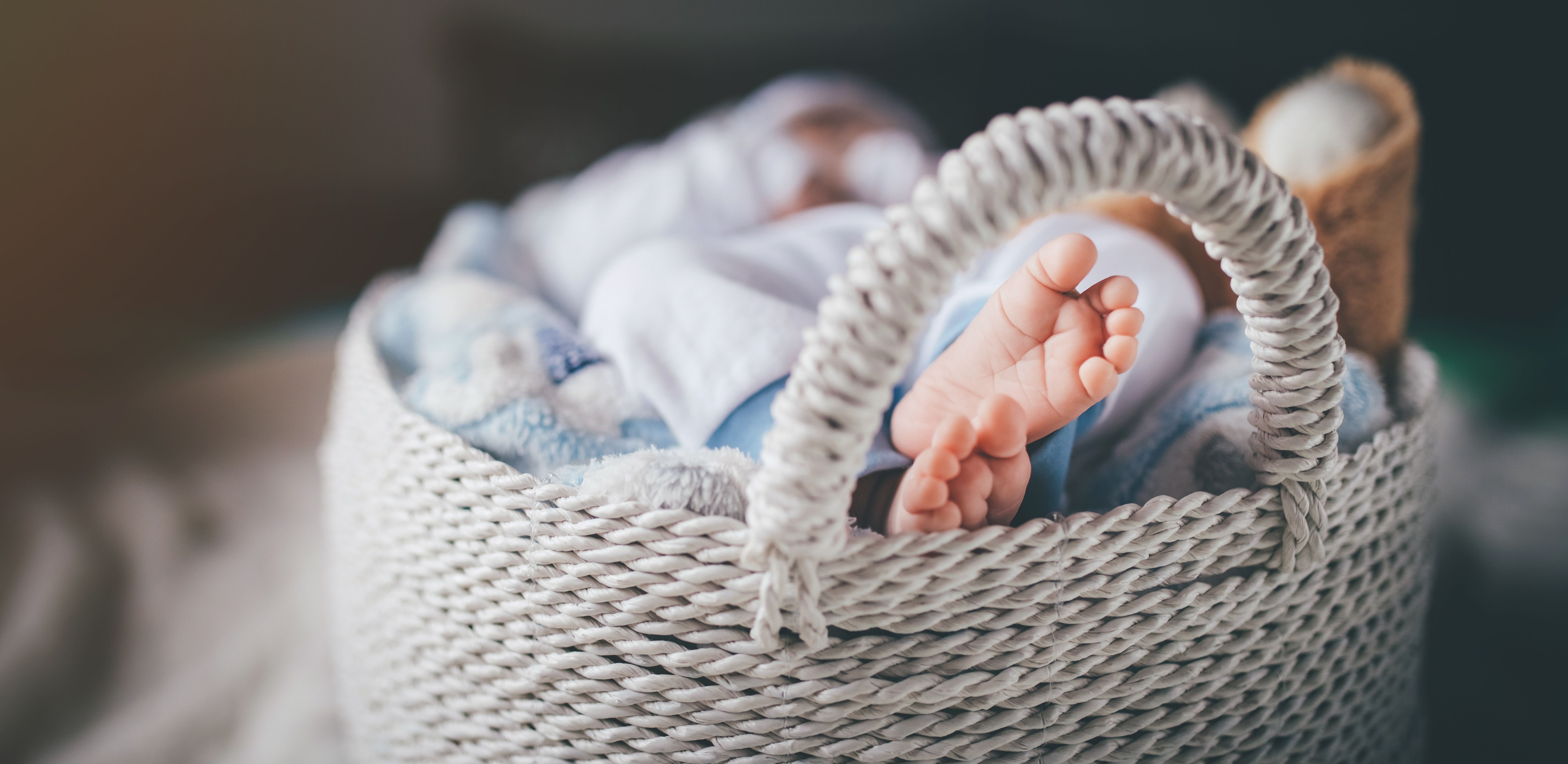 Los pies de un recién nacido en una cesta. | Foto: Getty Images
