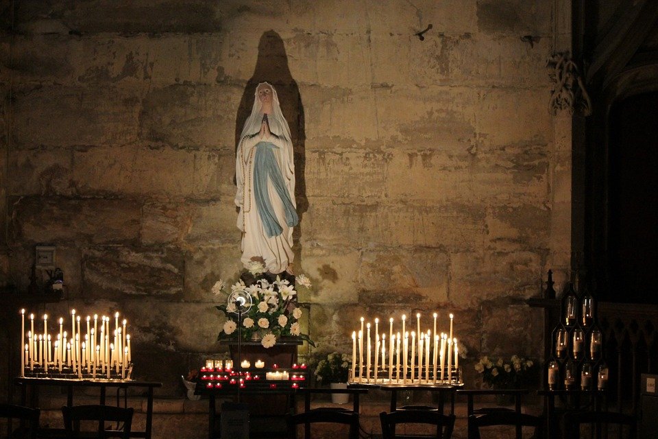 Los feligreses visitan a la virgen en la iglesia.|Fuente: Pixabay