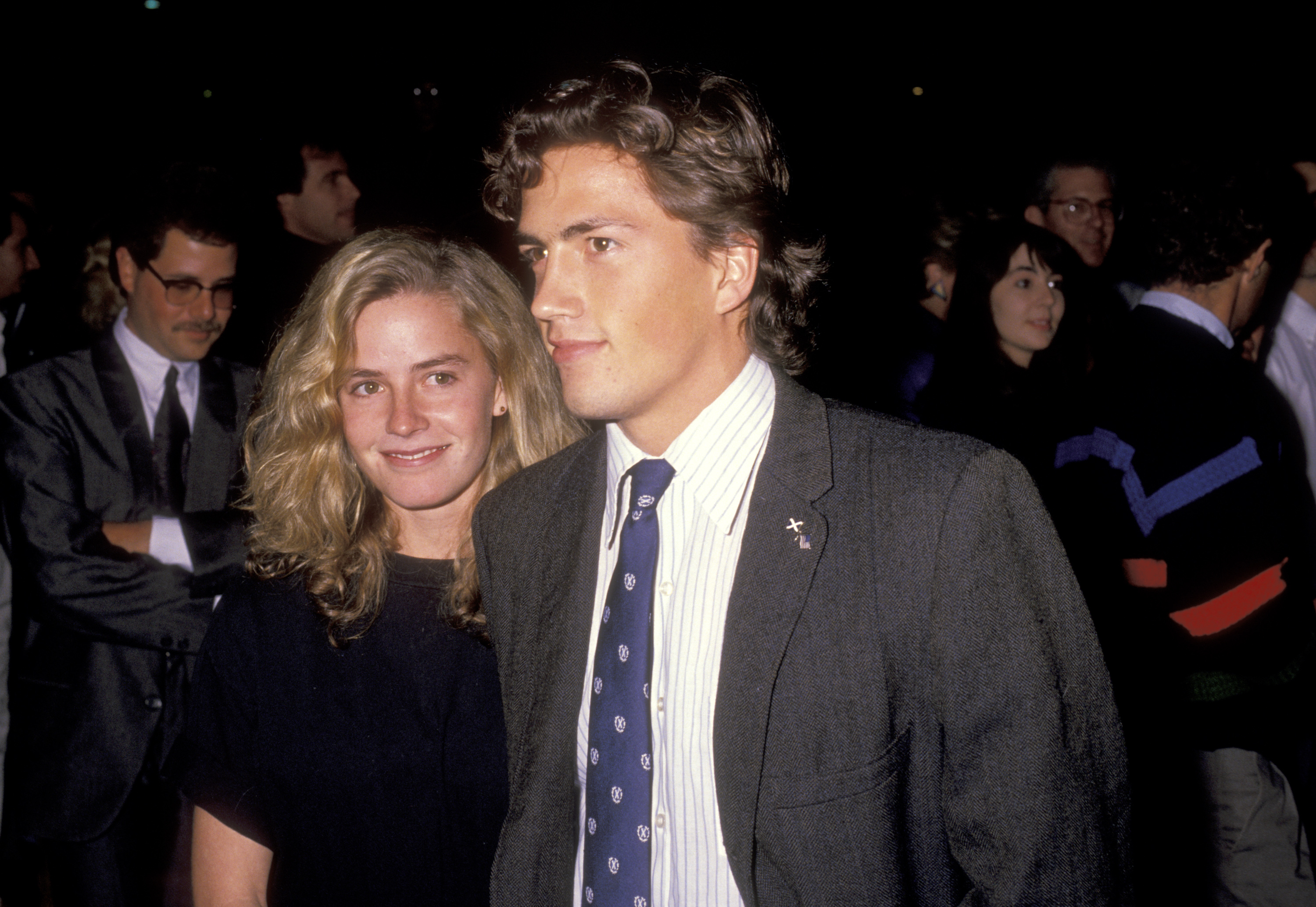 El actor fotografiado junto a su hermana, el 20 de noviembre de 1989 | Fuente: Getty Images