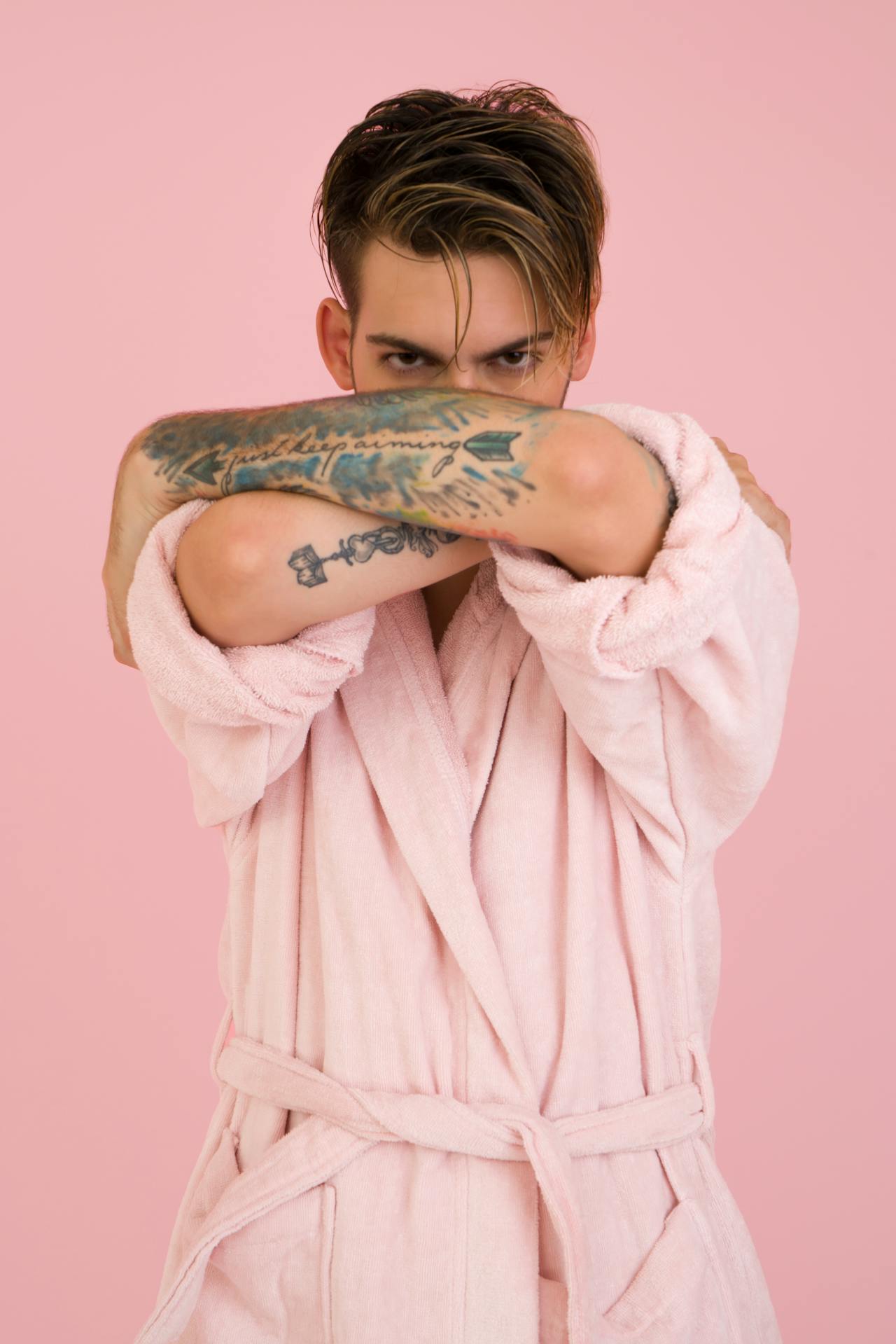 Un hombre con una bata rosa | Fuente: Pexels