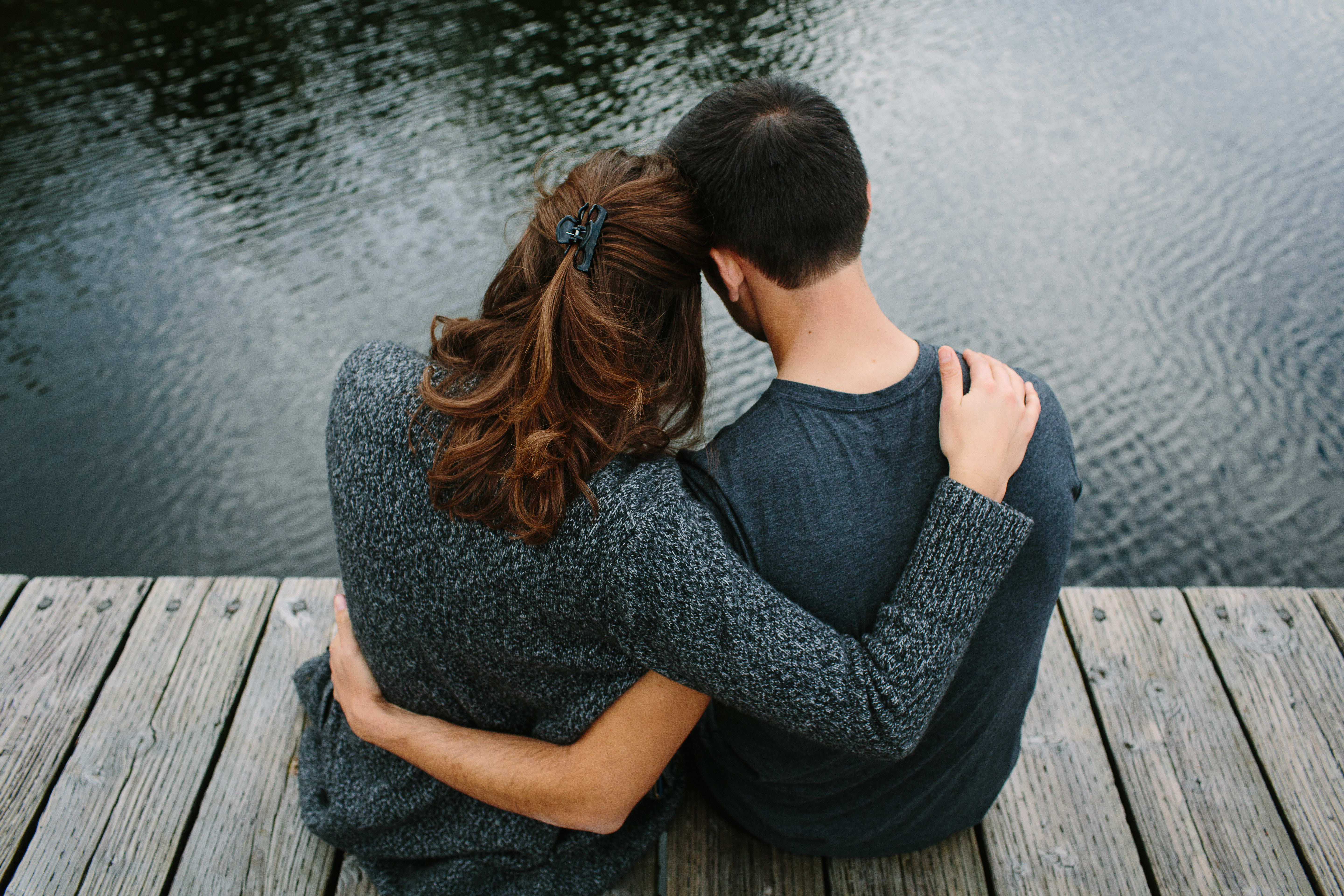 Foto de una pareja abrazada en un muelle. | Foto: Shutterstock