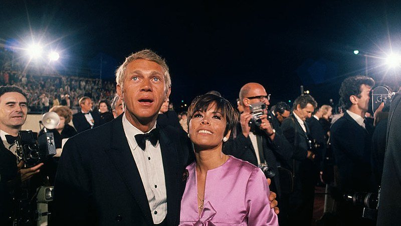 Steve McQueen y su esposa Neile Adams en los Premios de la Academia de 1967. | Foto: Flickr