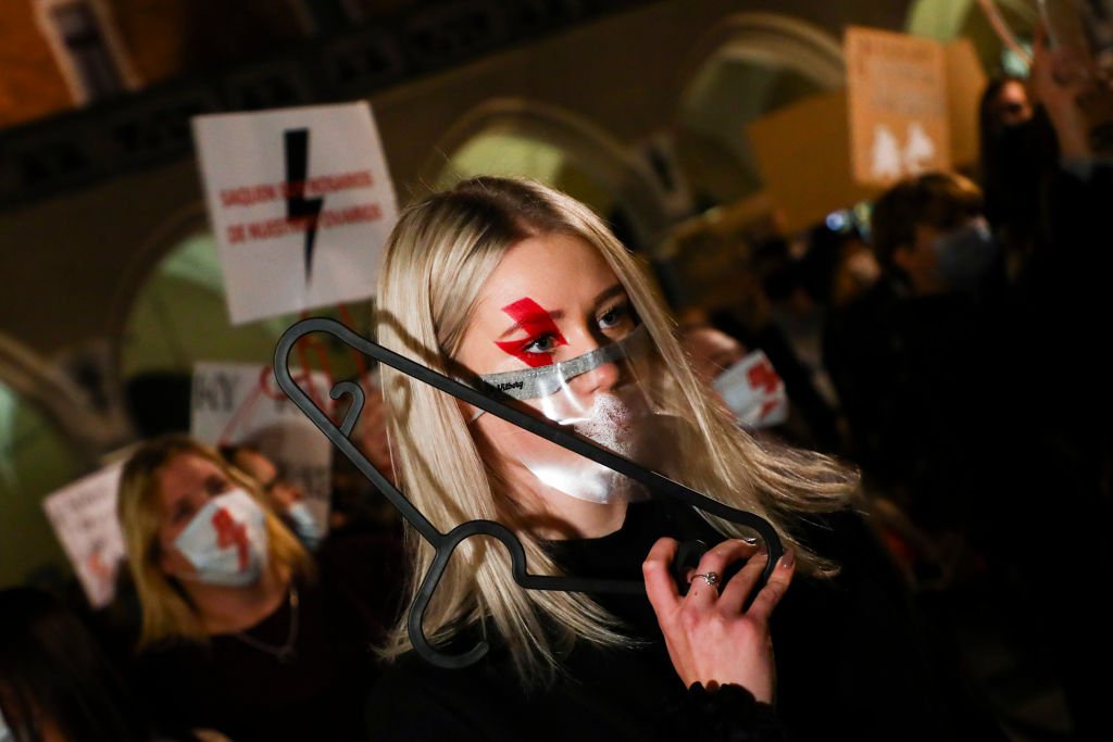 Una manifestante en Cracovia, Polonia el 27 de octubre de 2020. | Foto: Getty Images