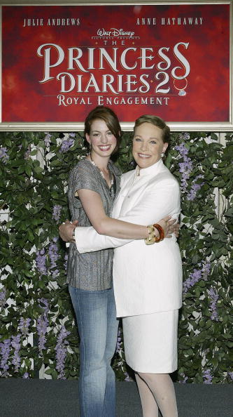 (De izquierda a derecha) Las actrices Anne Hathaway y Julie Andrews asisten al estreno de la película “El diario de la princesa 2: Compromiso real” en Disneyland el 7 de agosto de 2004 en Anaheim, California | Fuente: Getty Images