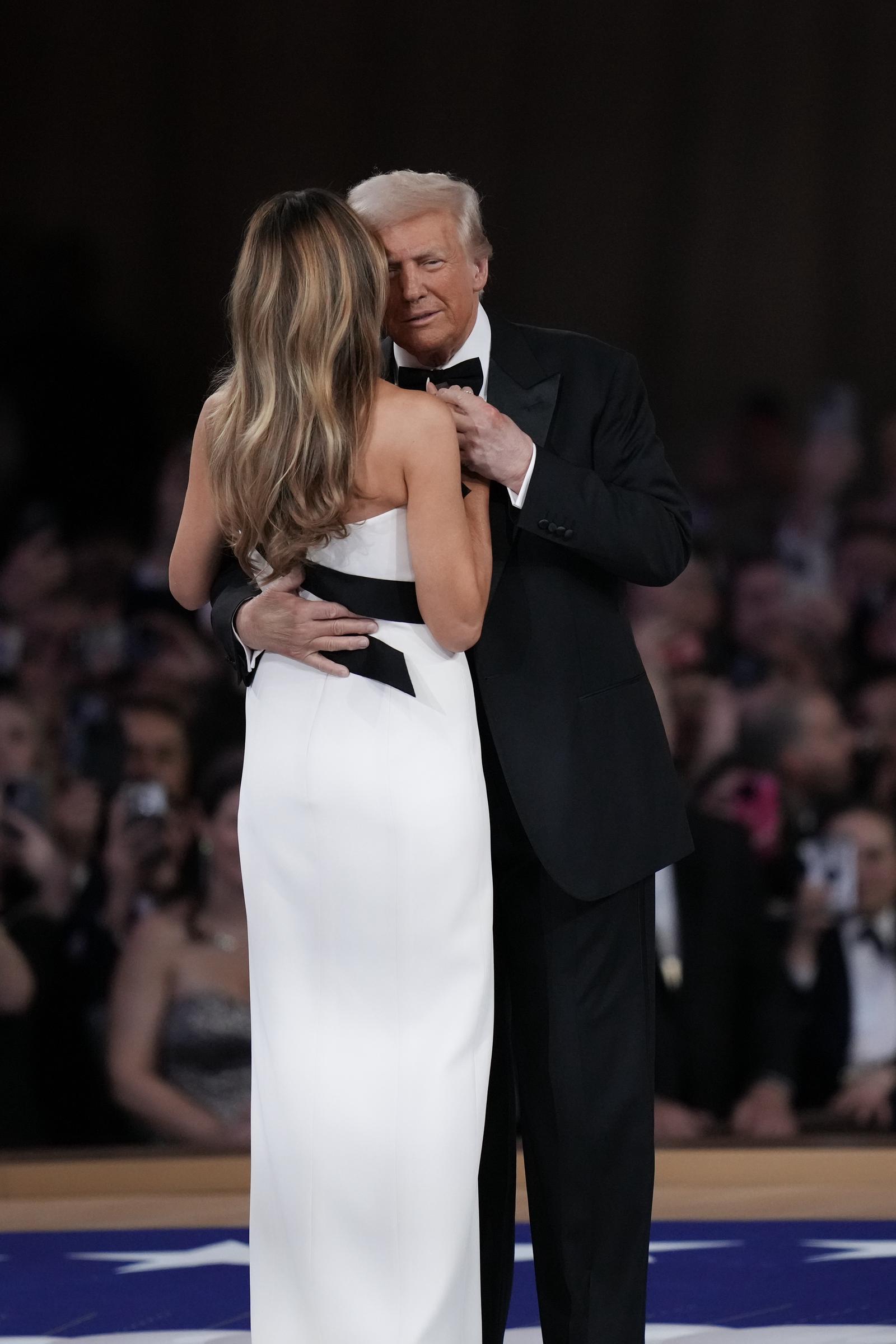 El presidente Donald Trump baila con su esposa Melania en el Baile del Comandante en Jefe el 20 de enero de 2025, en Washington, DC. | Fuente: Getty Images