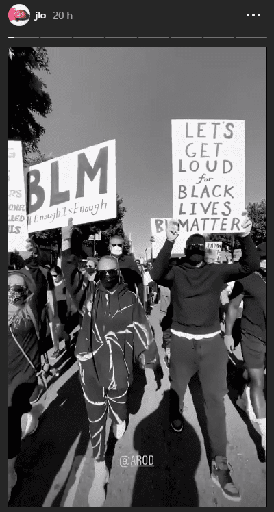 Jennifer López junto a A-Rod sosteniendo carteles de "Black Lives Matters". │Foto: Instagram / jlo