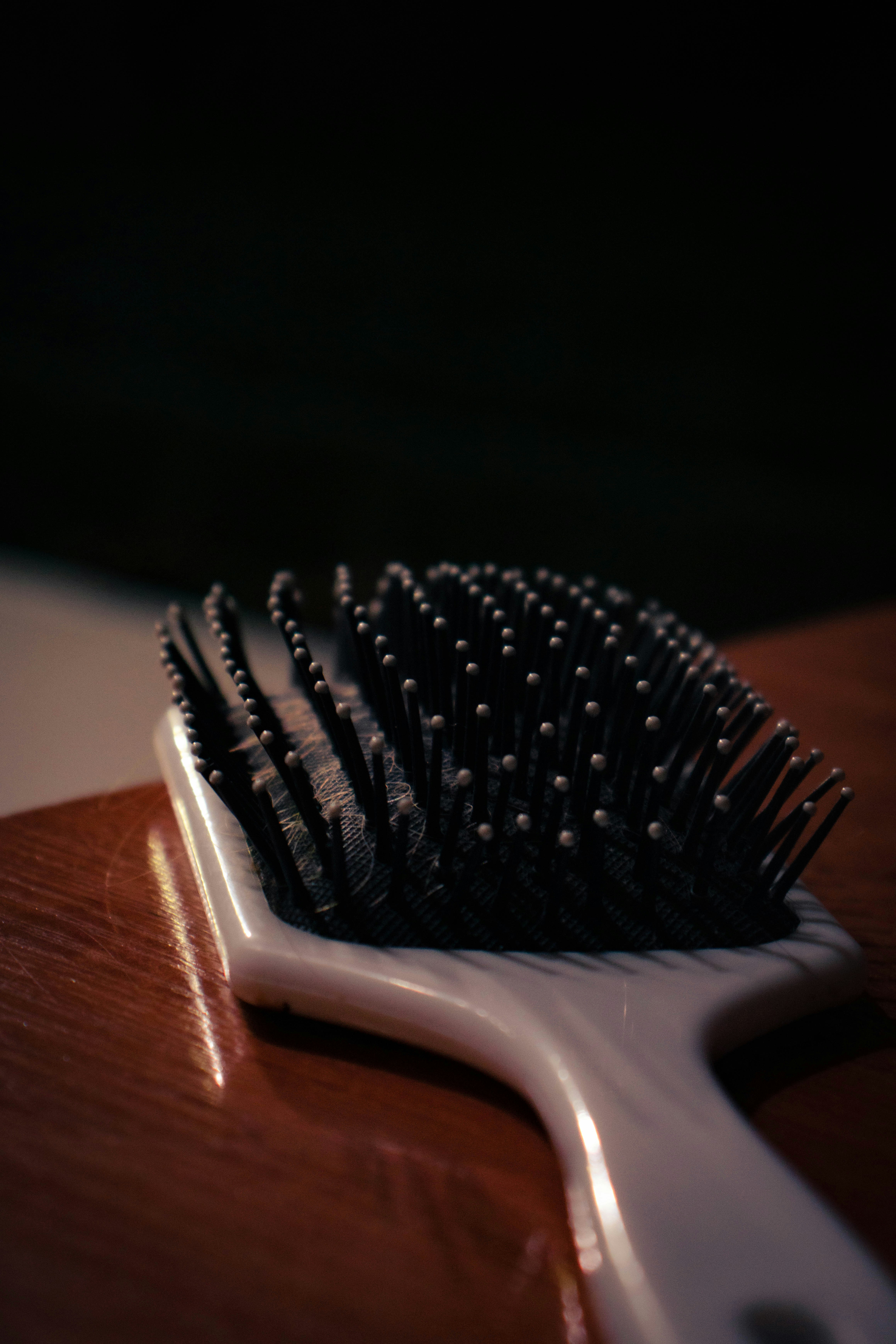 Un cepillo de pelo sobre un tocador | Fuente: Unsplash