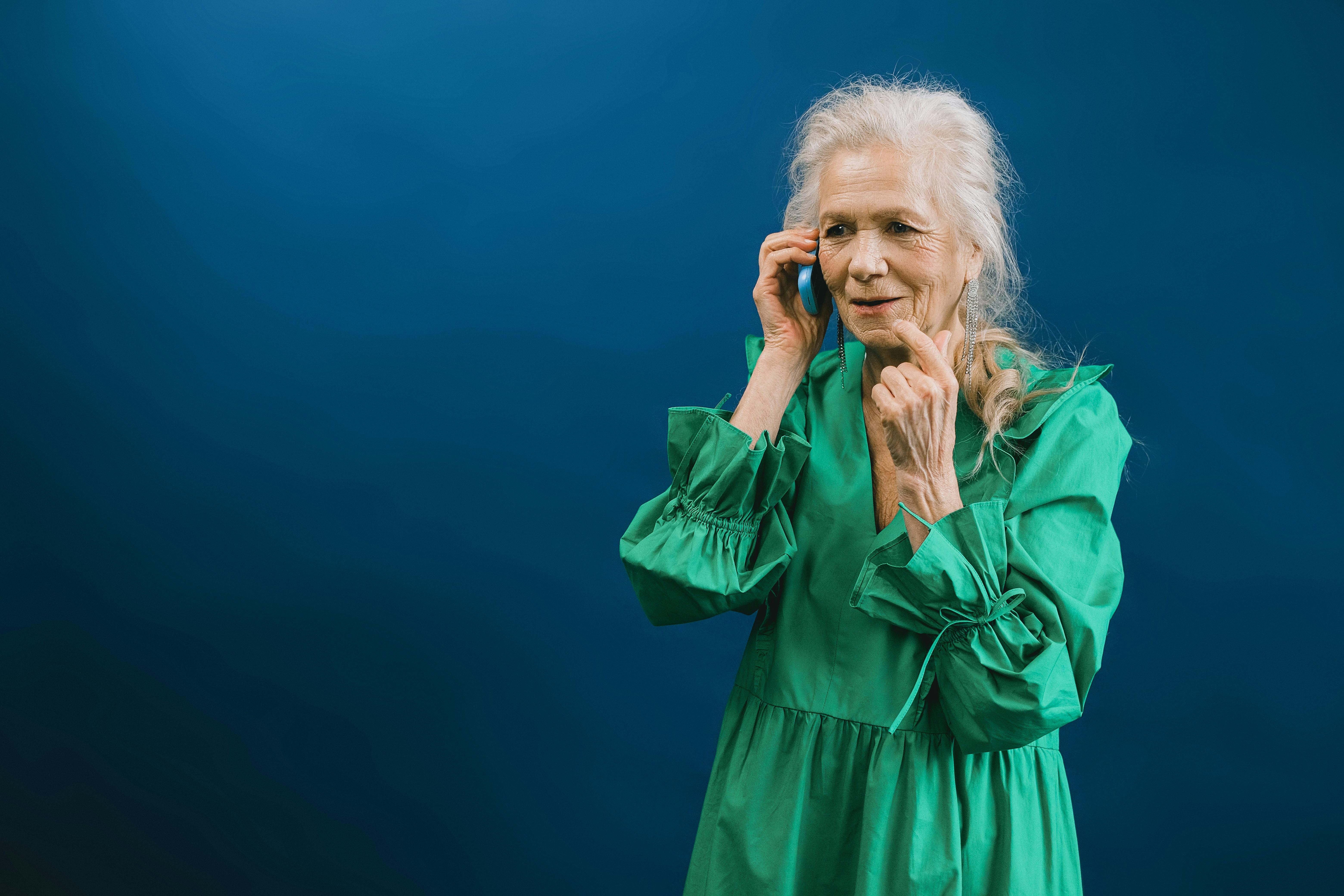 Una anciana sonriente hablando por teléfono | Fuente: Pexels