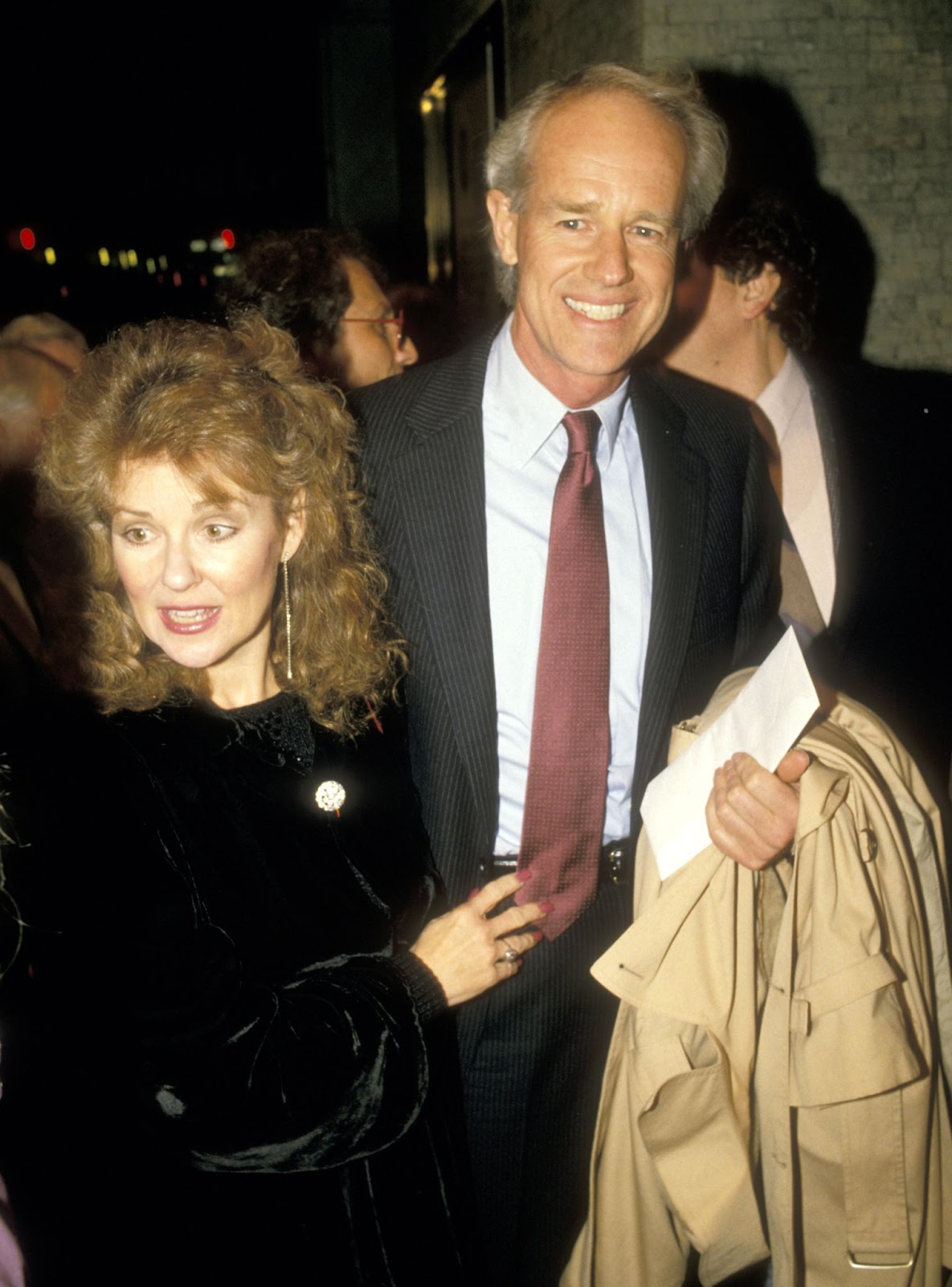 Mike Farrell y su esposa en el estreno de "Dominick and Eugene" el 14 de marzo de 1988, en Nueva York. | Fuente: Getty Images