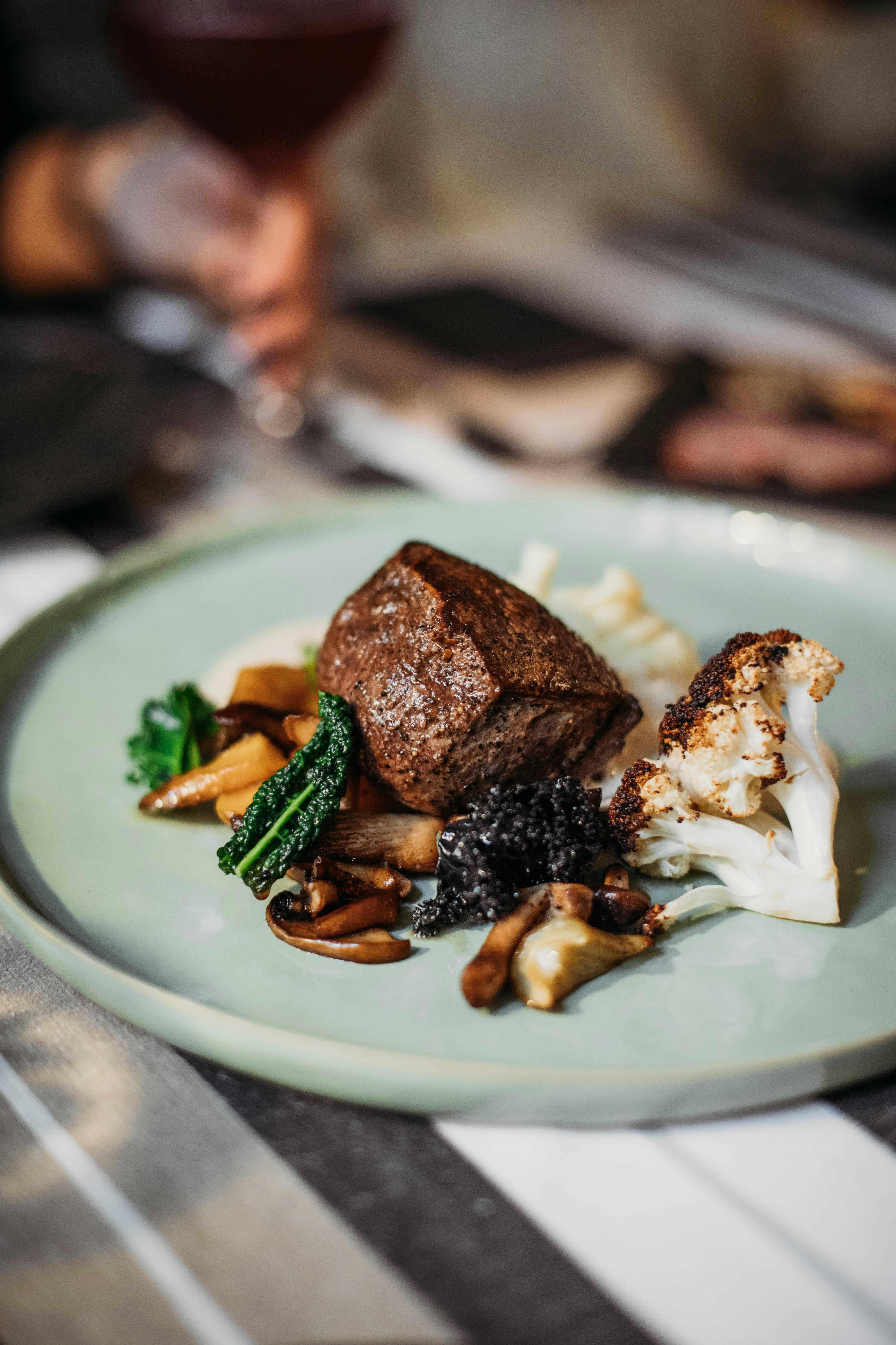 Bistec servido con coliflor | Fuente: Pexels