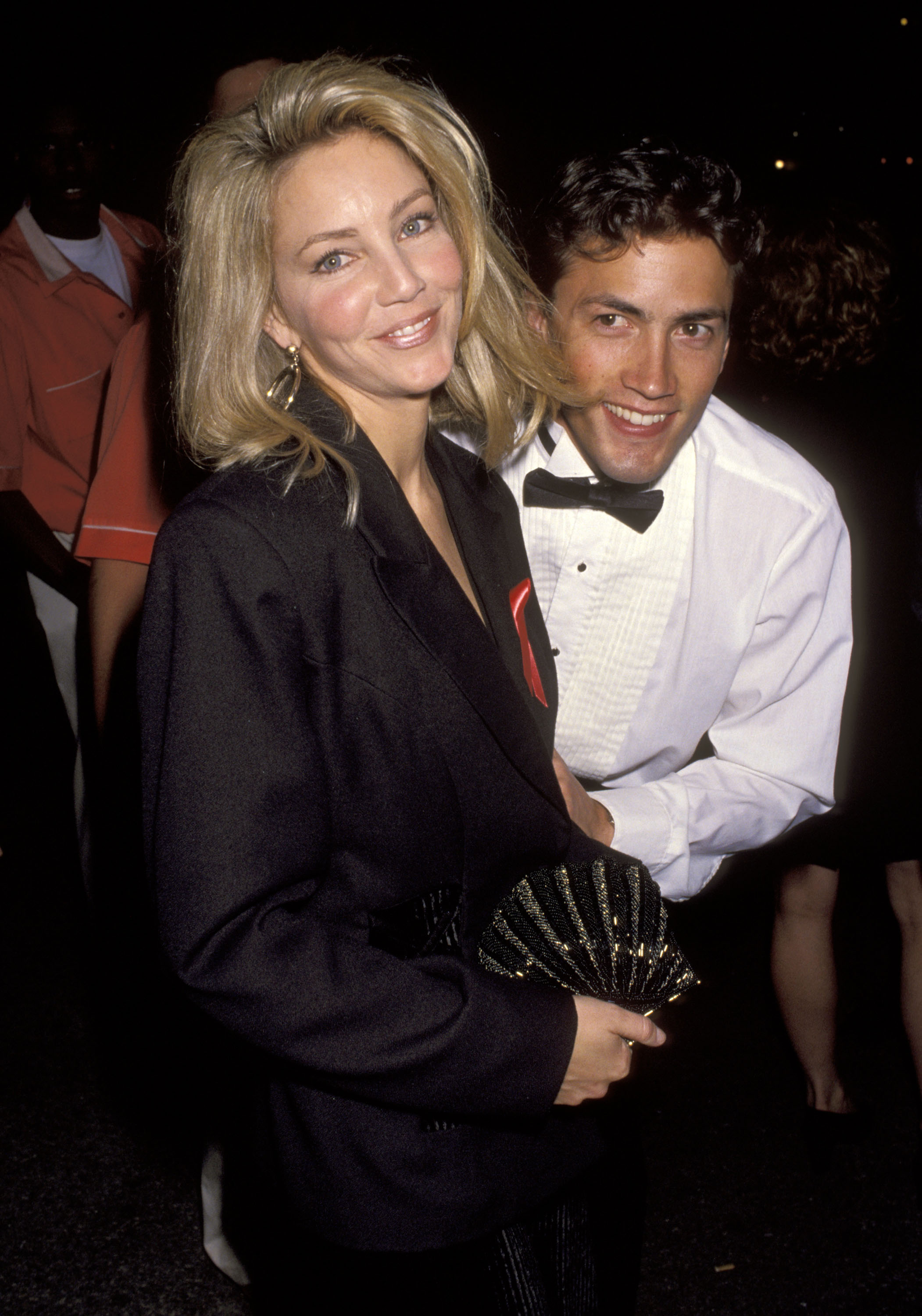 El actor posa con Heather Locklear en la 19ª edición de los People's Choice Awards, el 9 de marzo de 1993 | Fuente: Getty Images