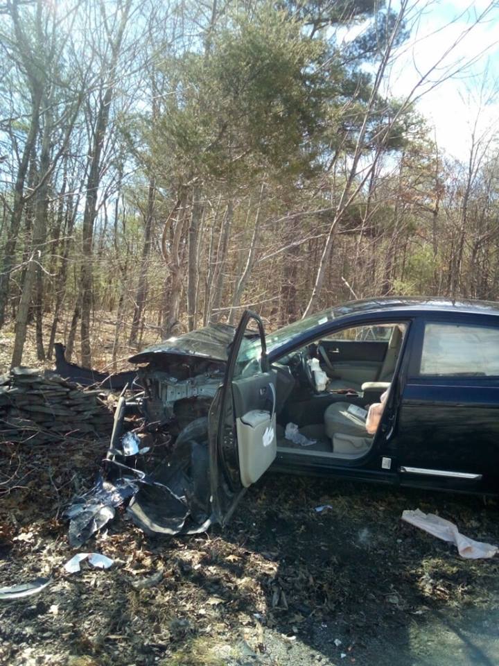 El auto quedó destrozado. | Foto: Facebook/Town of Cairo New York Police Department