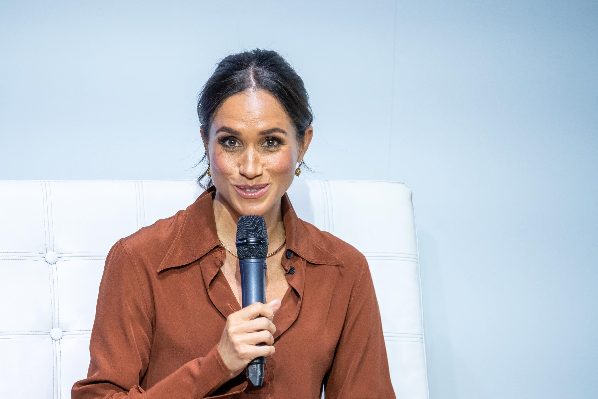 Meghan Markle habla en el escenario de la Universidad EAN en Bogotá, Colombia, el 15 de agosto de 2024 | Fuente: Getty Images