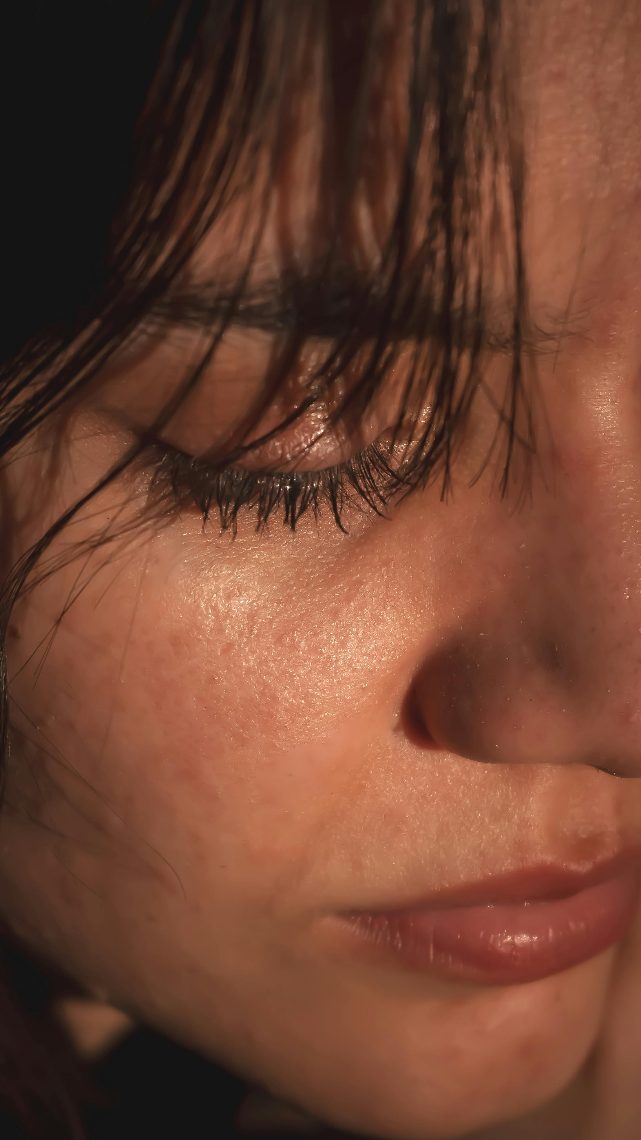 Una donna triste che affronta il suo destino... Fonte: Pexels