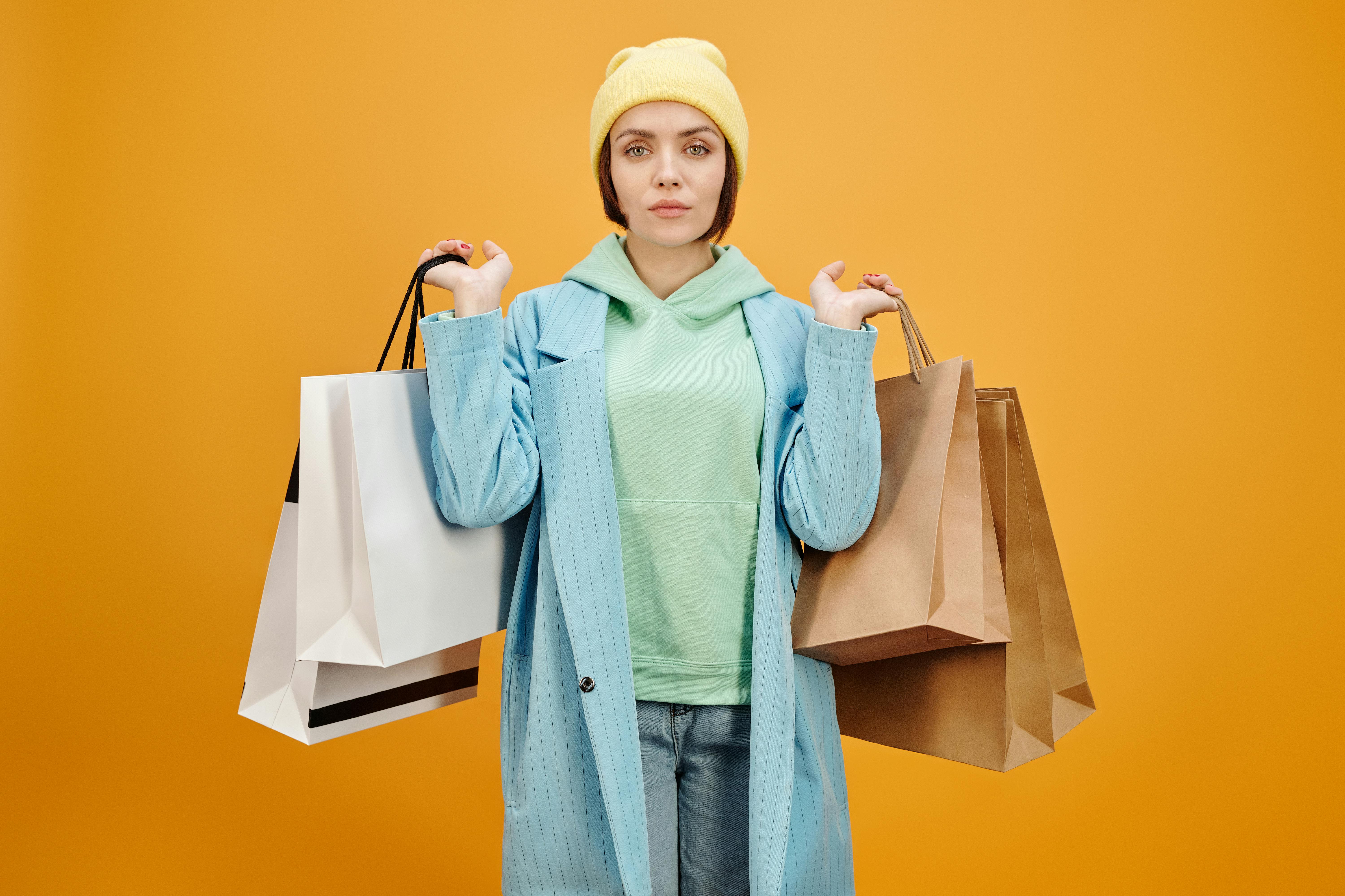 Una mujer con bolsas de la compra. | Fuente: Pexels