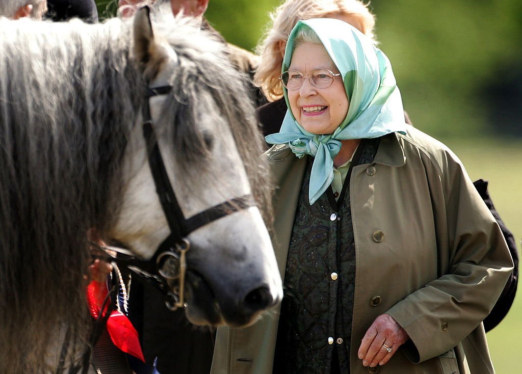 La reina da unas palmaditas a su caballo Balmoral Melody mientras asiste al espectáculo hípico Royal Windsor.| Foto: Getty Images 
