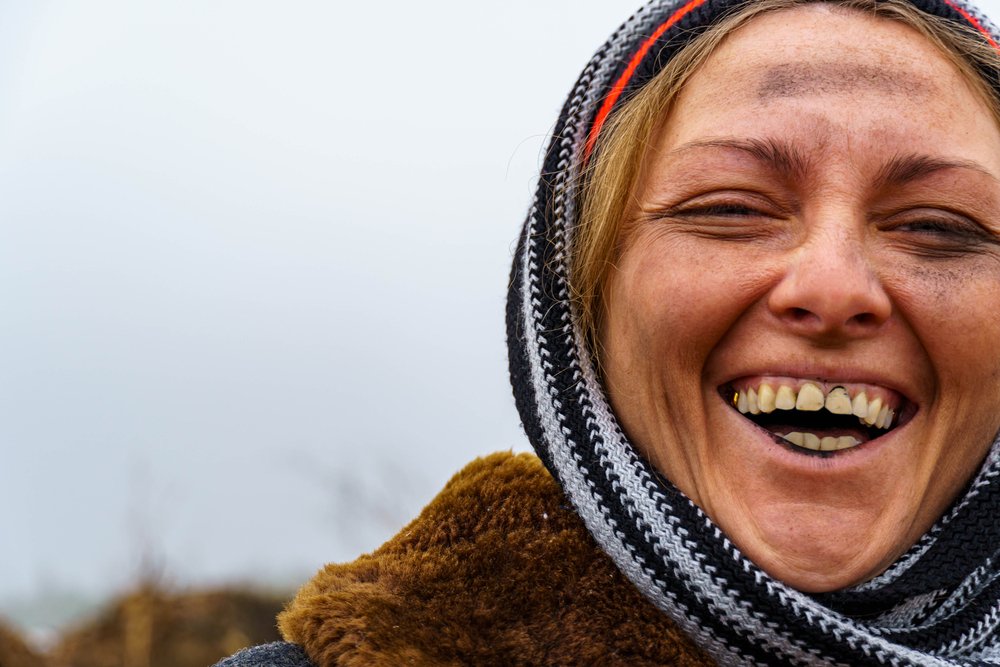 Uma mujer sin hogar sonriendo. | Foto: Shutterstock