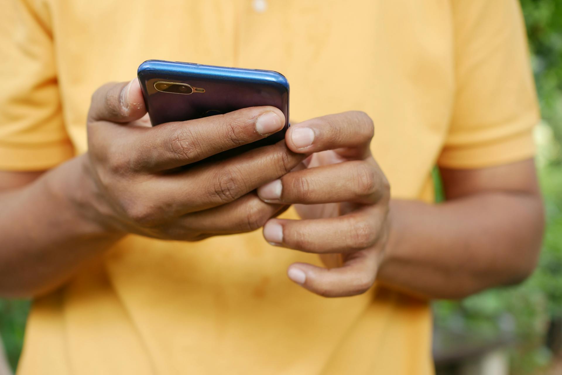 Un hombre usando su teléfono | Fuente: Pexels