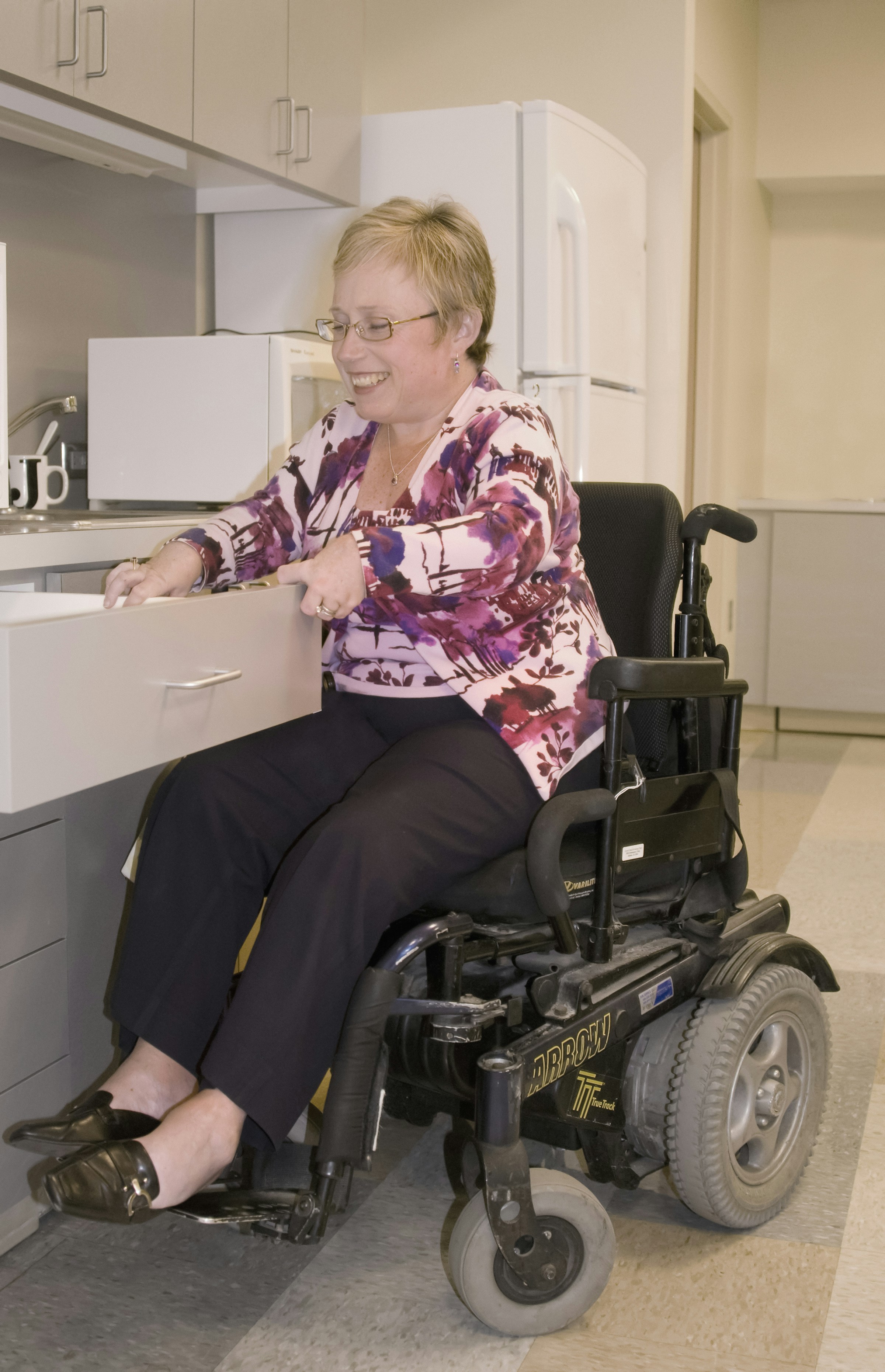 Una mujer sonriente en silla de ruedas | Fuente: Unsplash