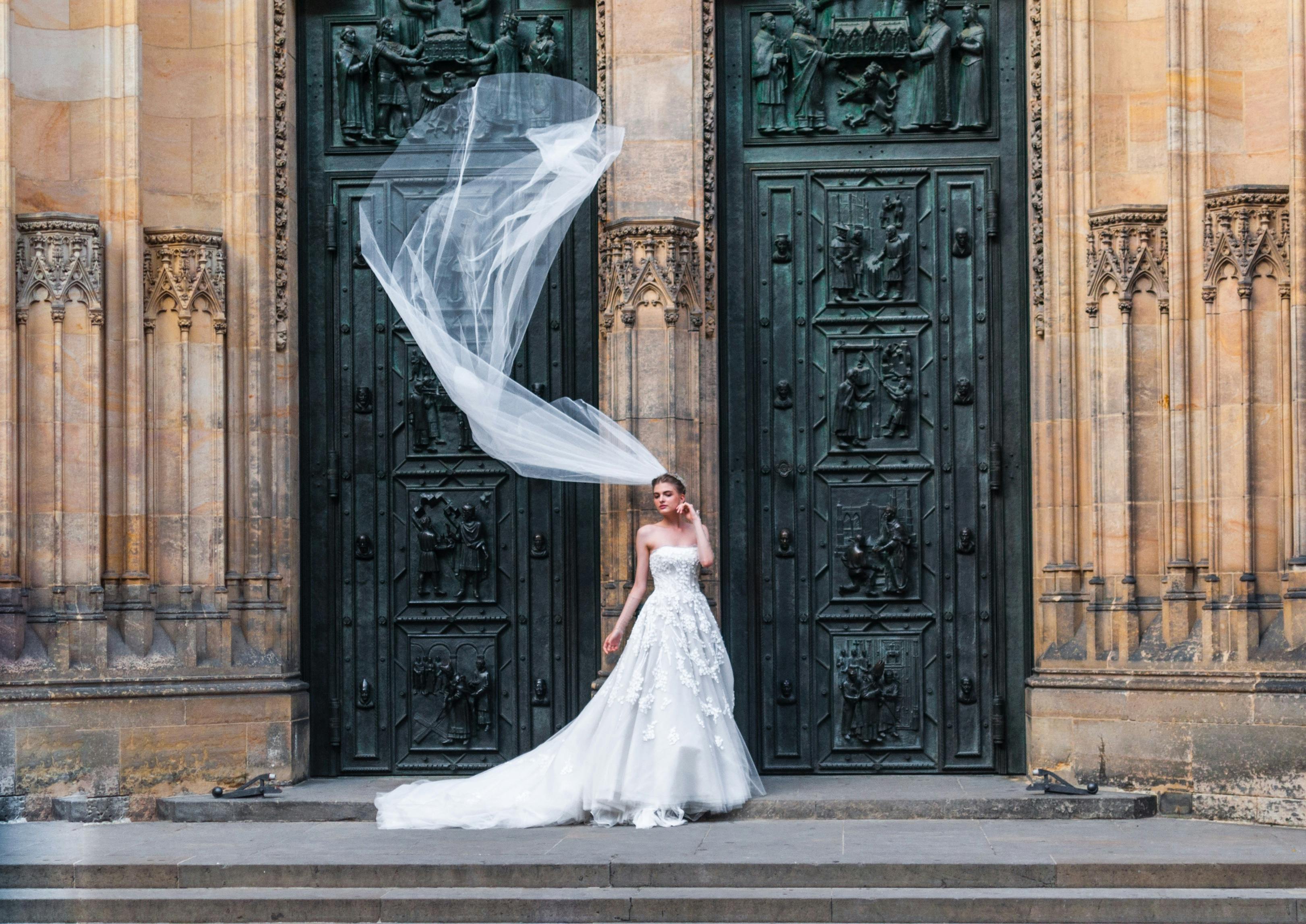 Una novia de pie ante unas puertas cerradas | Fuente: Pexels