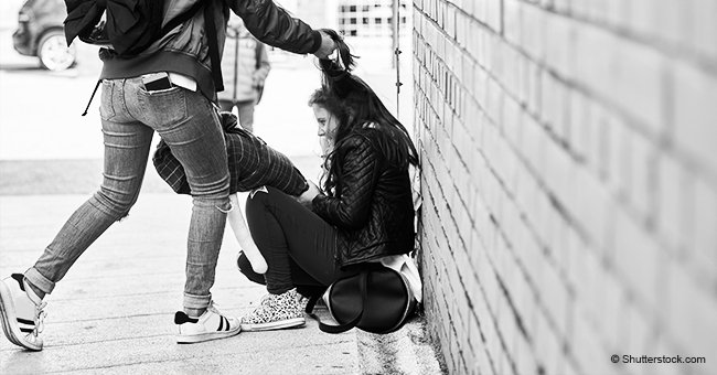 Chica siendo acosada por estudiantes. | Foto: Shutterstock