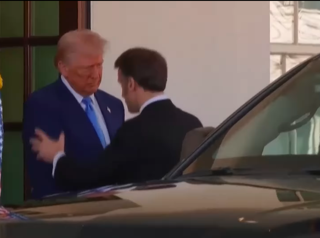 Donald Trump y Emmanuel Macron estrechándose la mano e intercambiando palabras. | Fuente: Facebook/USA Today